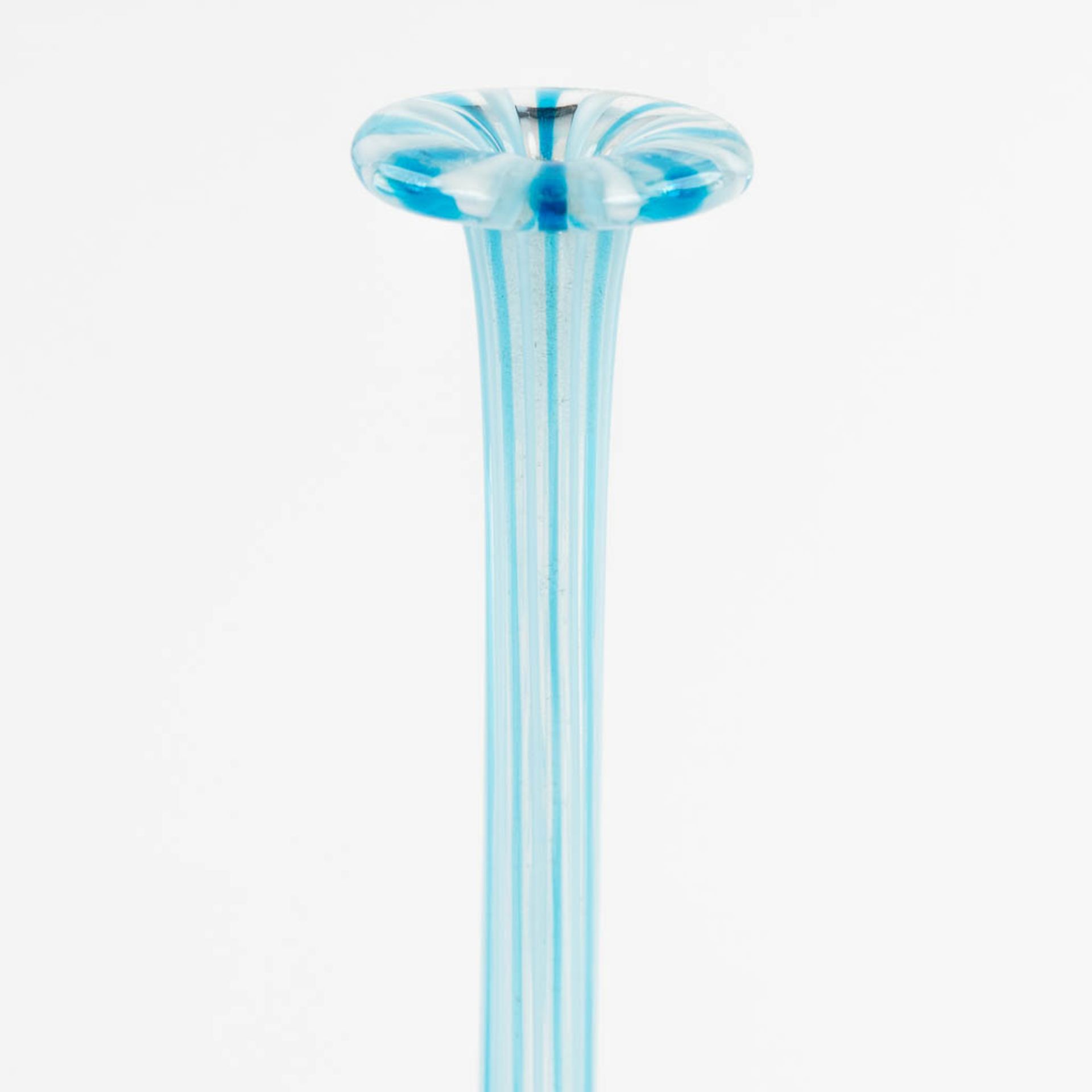 Murano, a blue and white glass vase with elongated neck. (H:28 x D:9 cm) - Bild 8 aus 9