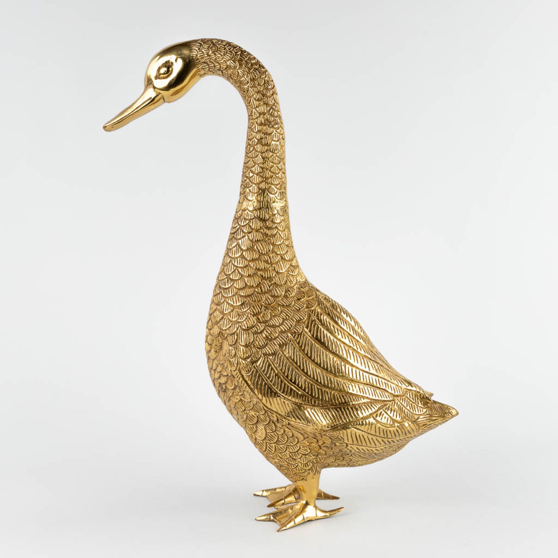 A large figurative goose, gold-plated metal. 20th C. (D:15 x W:35 x H:49,5 cm) - Bild 3 aus 11