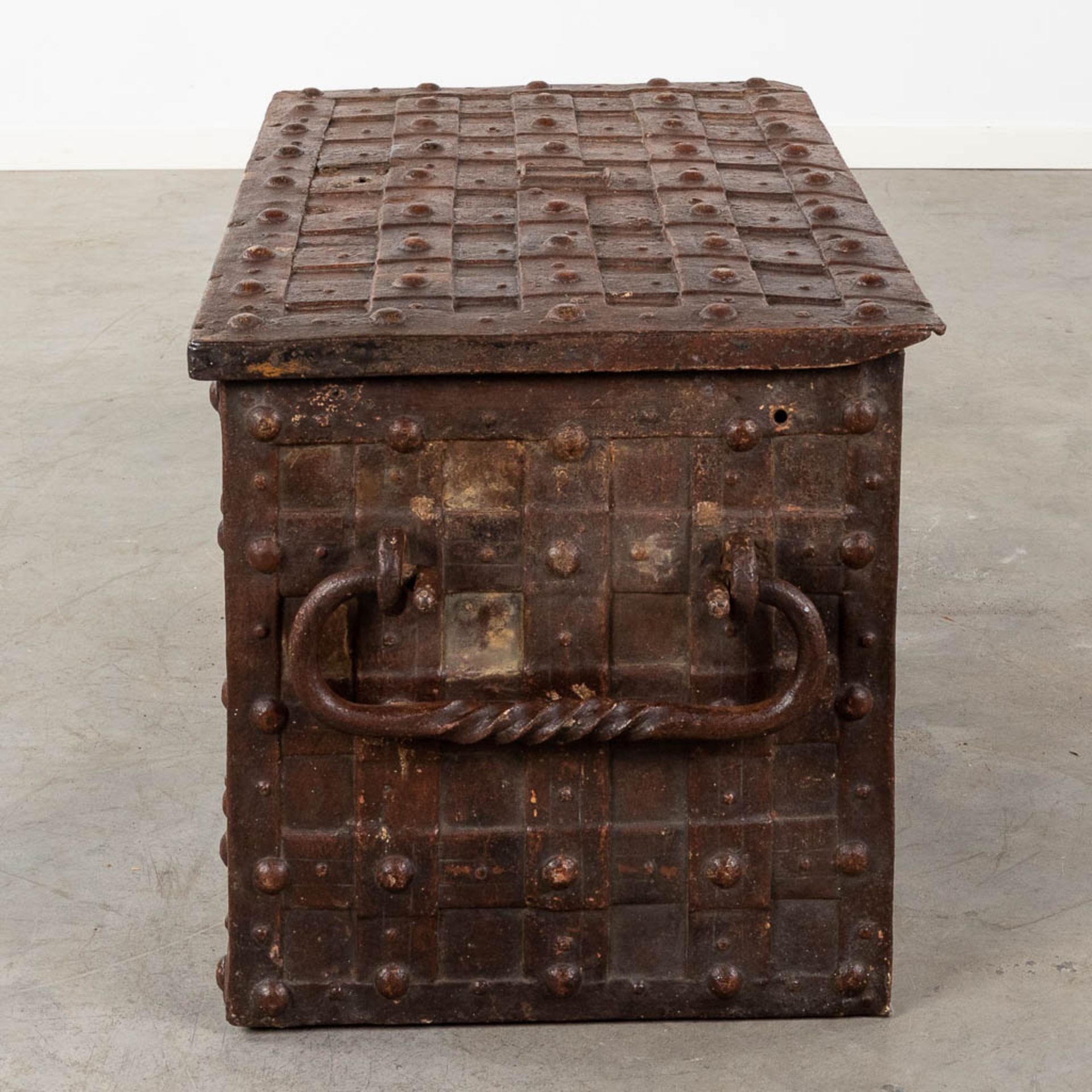 An antique metal chest in the style of Nuremberg chests, with a wrought iron exterior. 18th C. (D:51 - Image 5 of 9