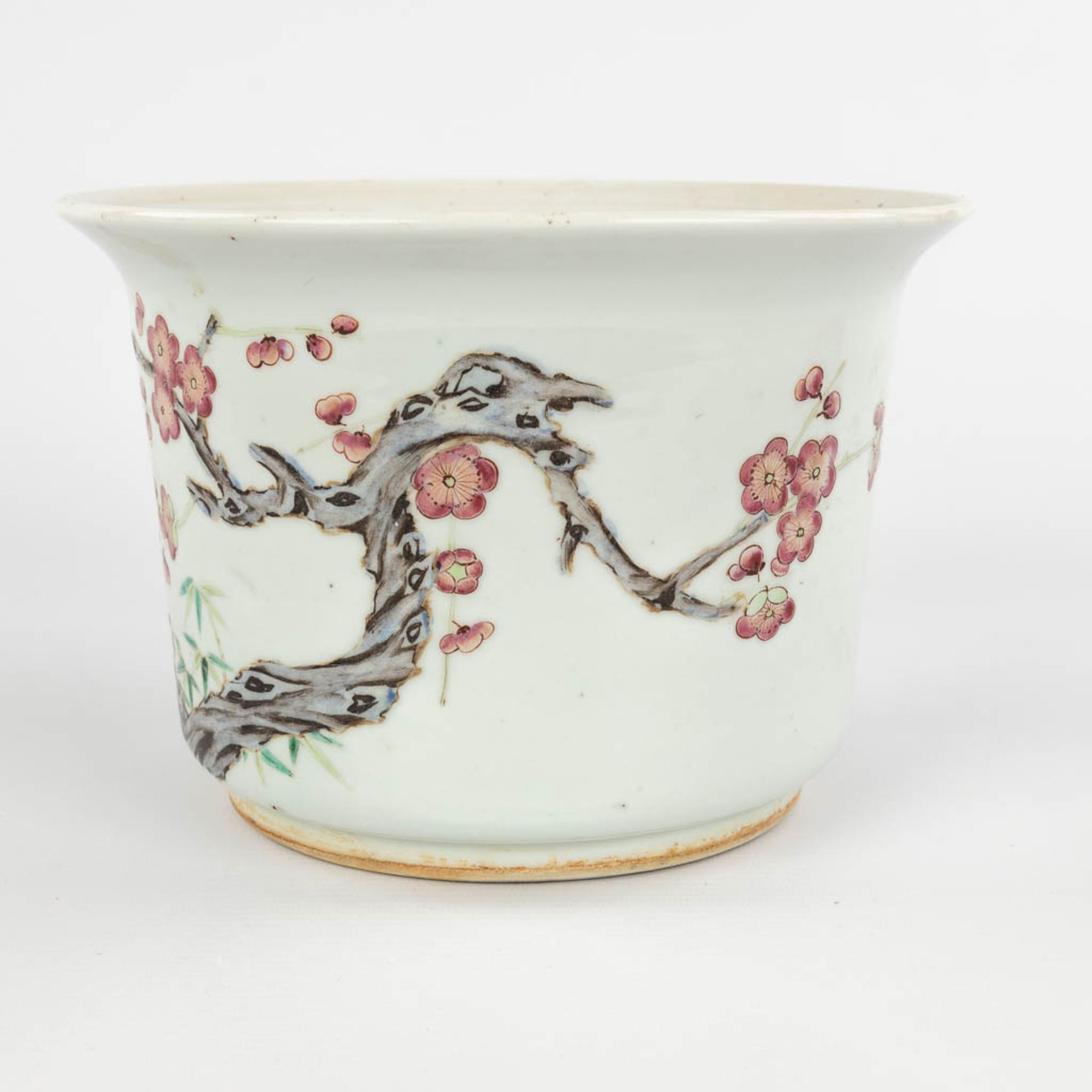 A Chinese flower pot, decorated with spring flowers, 19th/20th C. (H:15,5 x D:22 cm) - Image 7 of 12