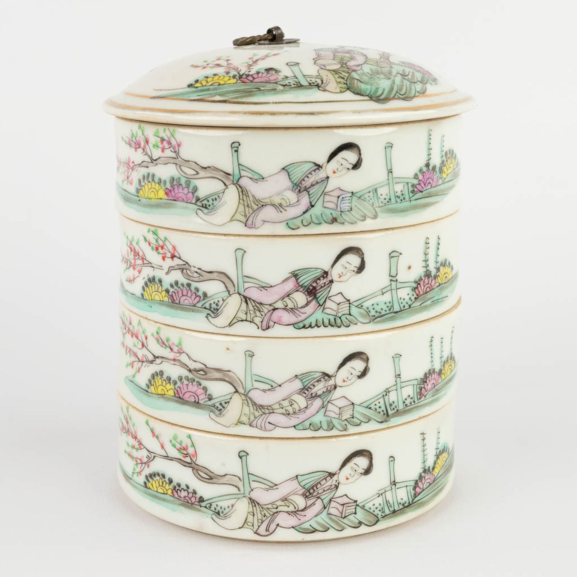 Five pieces of Chinese porcelain, decorated with hand-painted images. 19th/20th C. (H:19 x D:9 cm) - Bild 15 aus 20