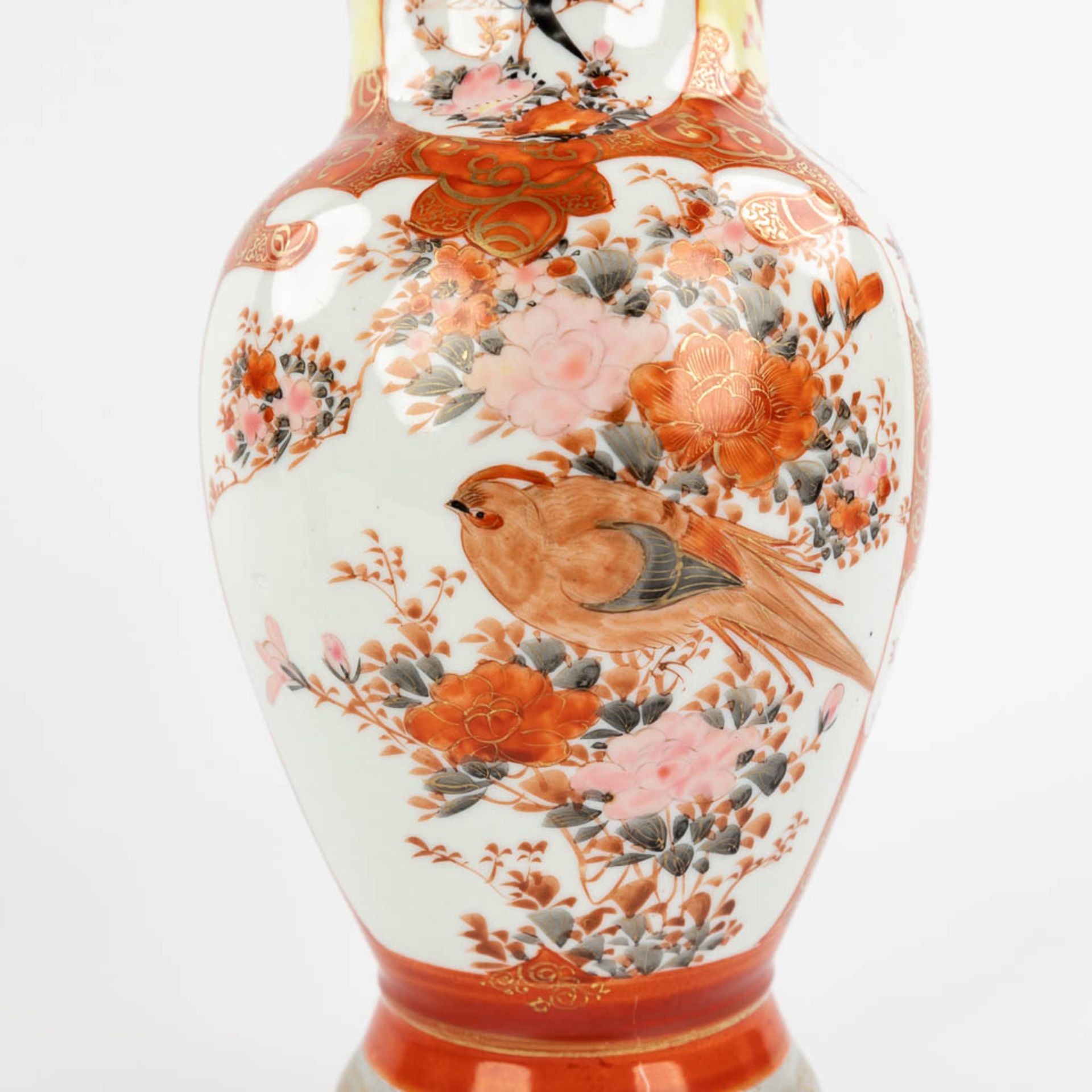 A pair of Japanese 'Kutani' vases, Meiji period, 19th C. (H:24,5 x D:11 cm) - Bild 11 aus 14