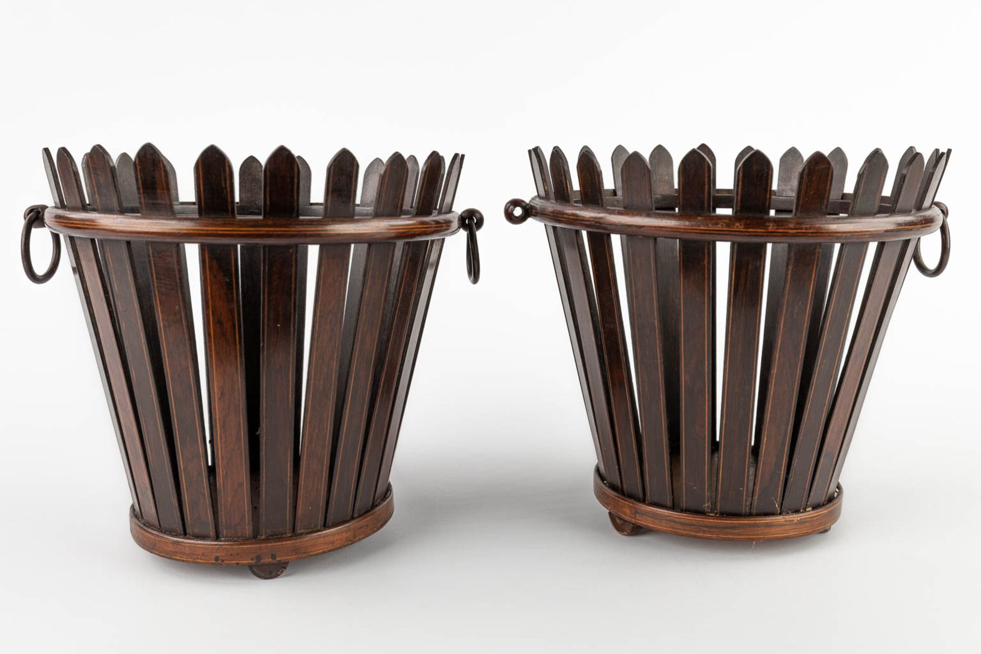A pair of Edwardian flower baskets, mahogany, England. (H:21 x D:23 cm) - Image 5 of 11