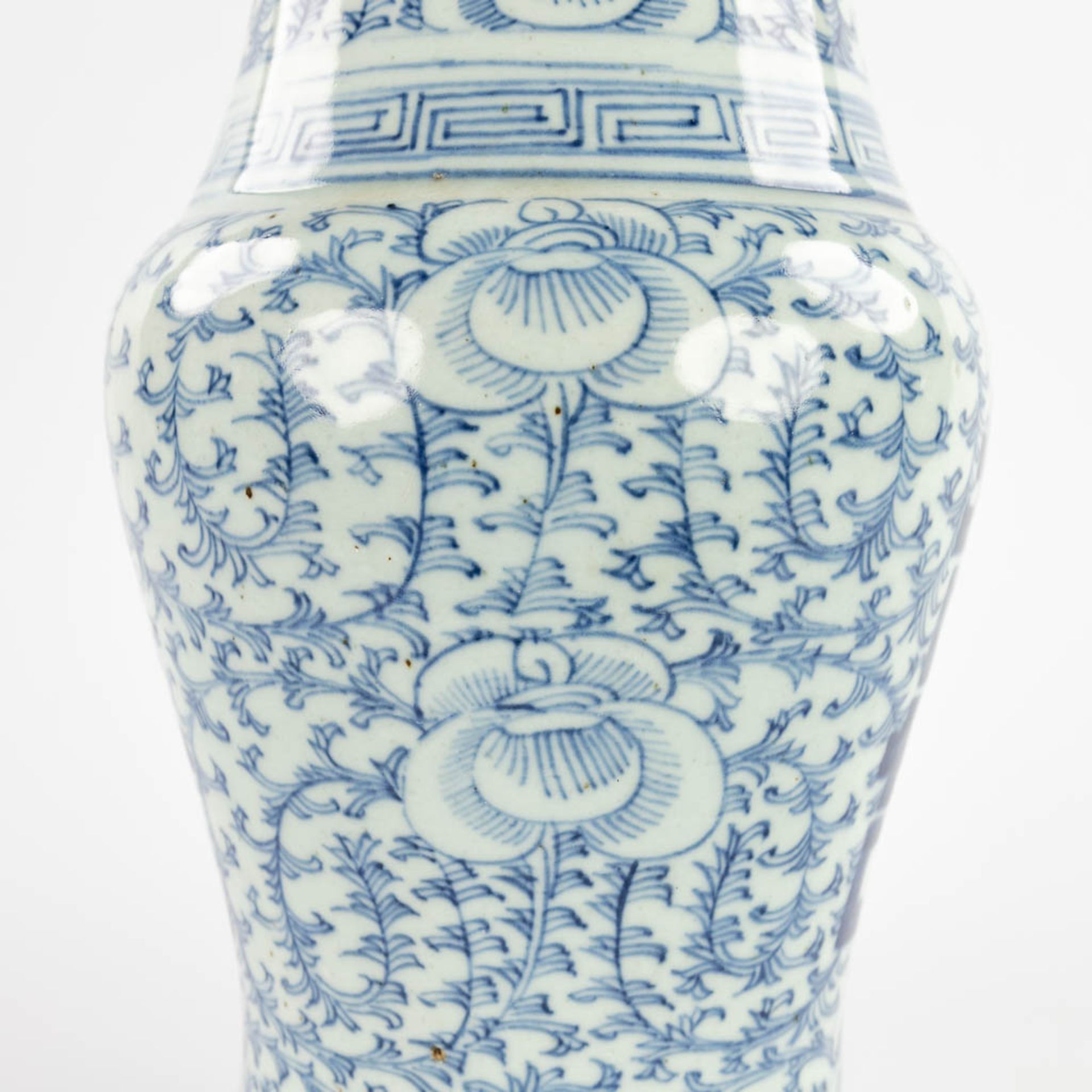 Two Chinese blue-white vases with double Xi-signs of happiness. 19th/20th C. (H:42 x D:25 cm) - Bild 11 aus 18