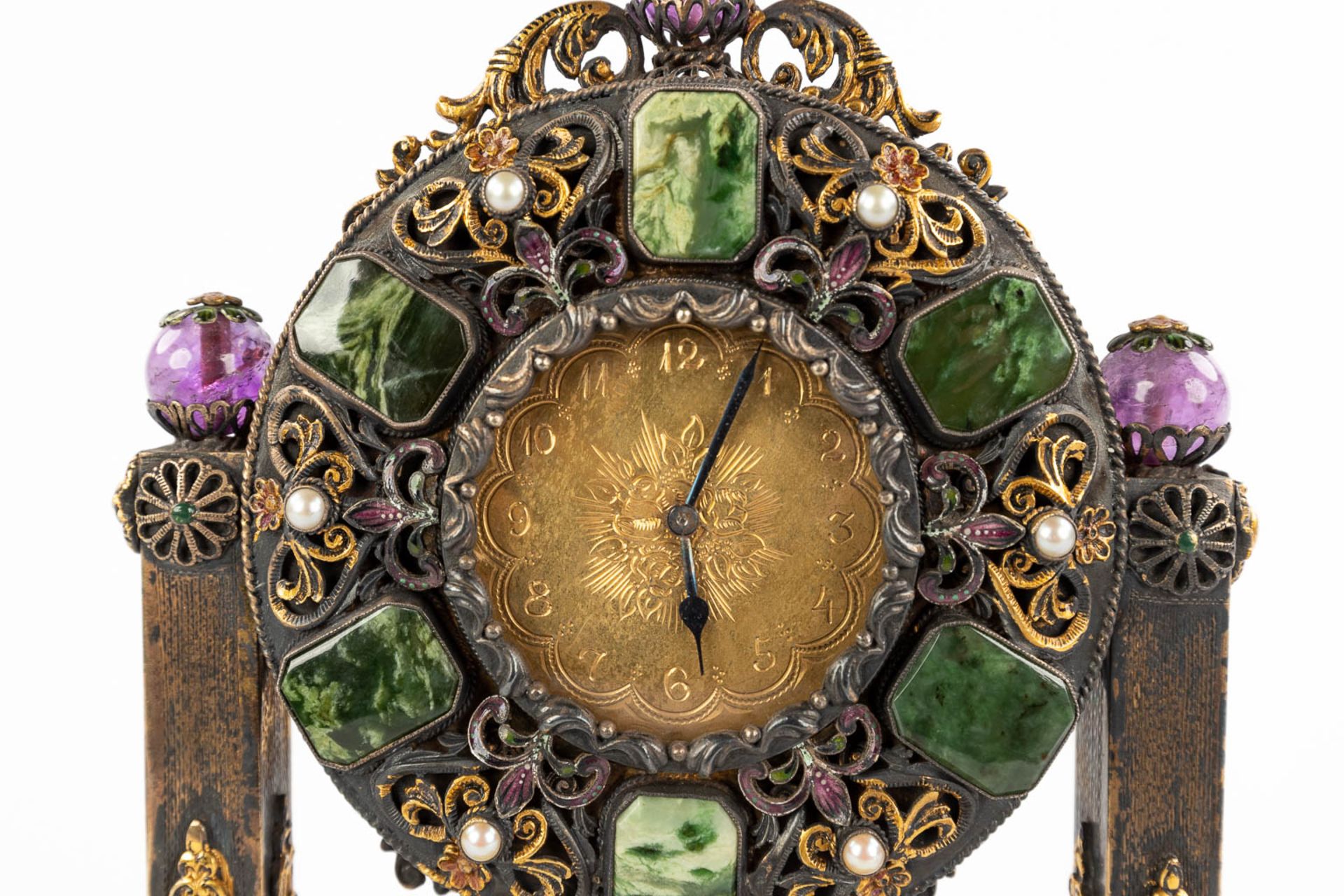 A mantle clock, silver and gold-plated metal and decorated with stone and onyx, pearls. Circa 1900. - Image 7 of 14