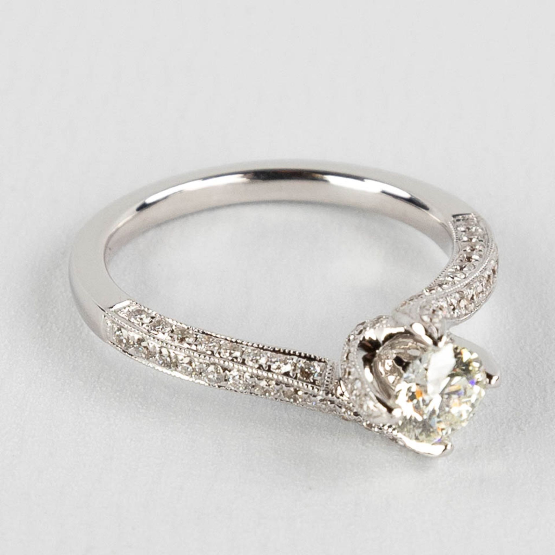 A ring, white gold with brilliant cut diamonds, central stone approximately 0,5ct, total appr. 0,53c - Image 3 of 10