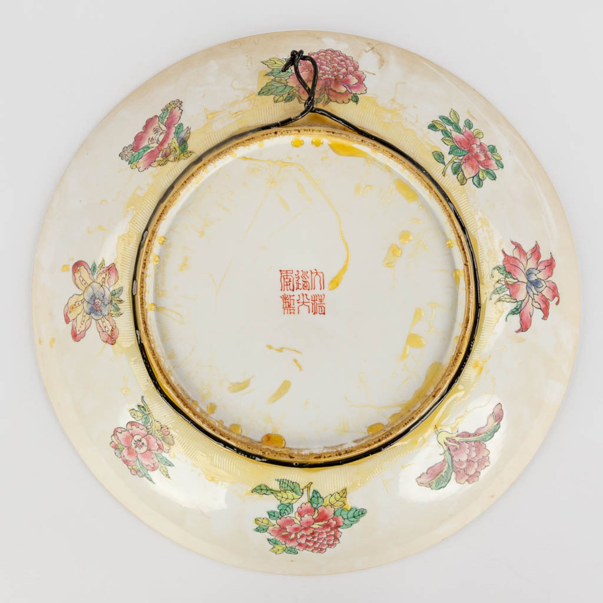 A Chinese Famille Rose plate, decorated with warriors, peaches and Foo Dogs. 19th/20th C. (D:45,5 cm - Image 11 of 13