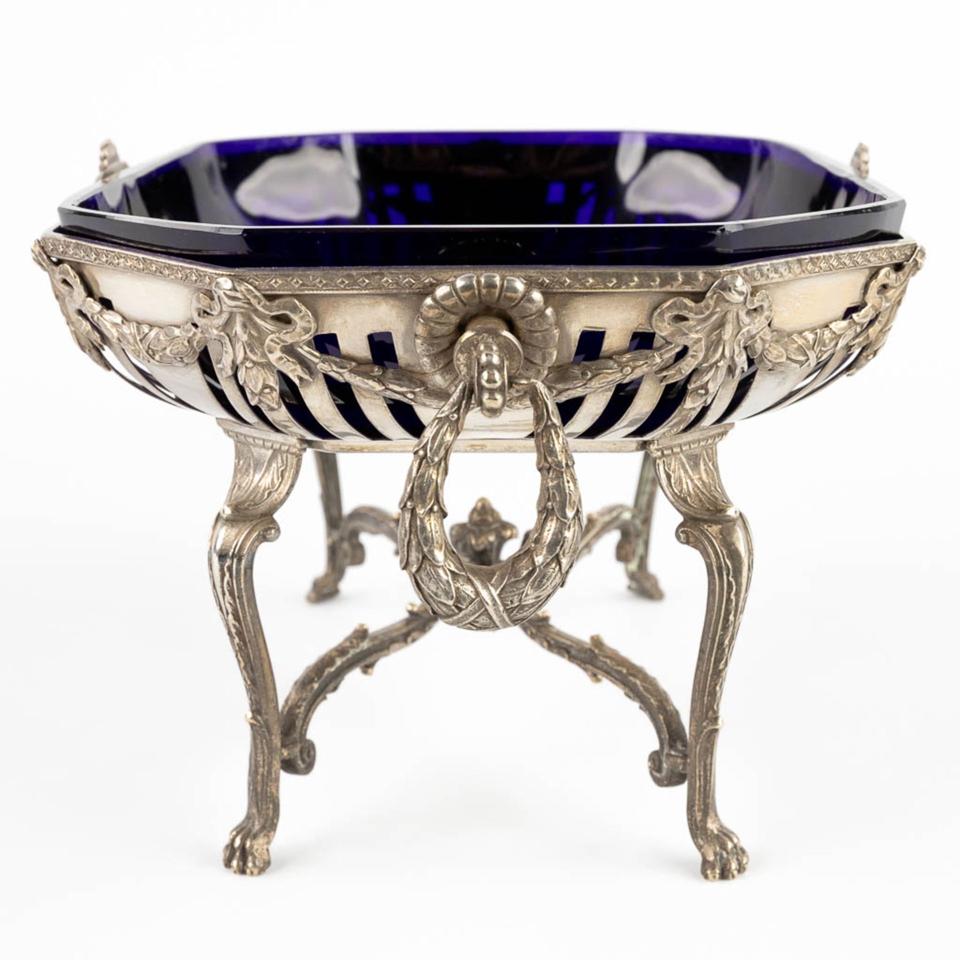 Orfèverie Wiskeman, a tazza or bowl on a base, silver-plated metal in Louis XVI style. Circa 1900. ( - Image 6 of 17