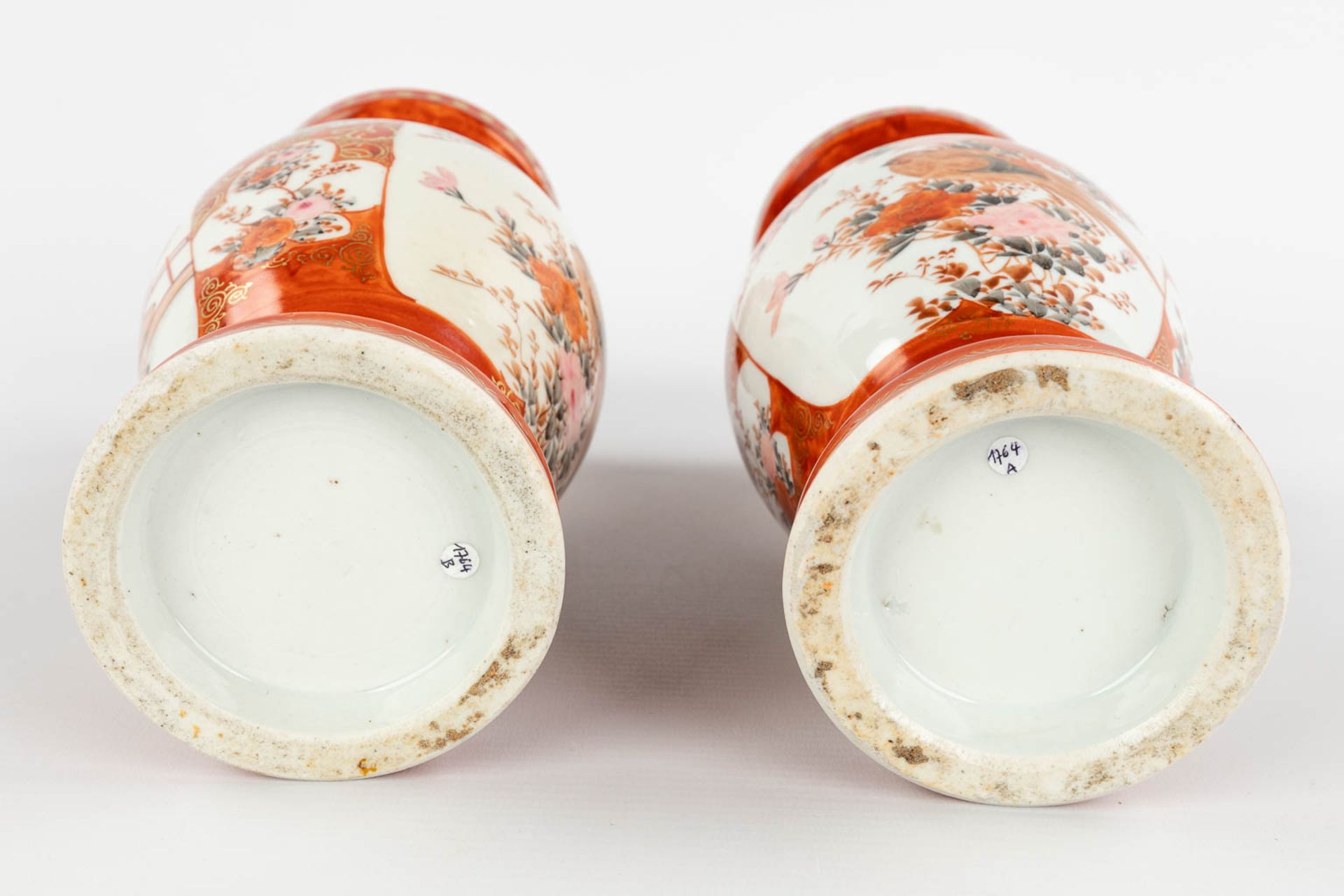 A pair of Japanese 'Kutani' vases, Meiji period, 19th C. (H:24,5 x D:11 cm) - Bild 6 aus 14