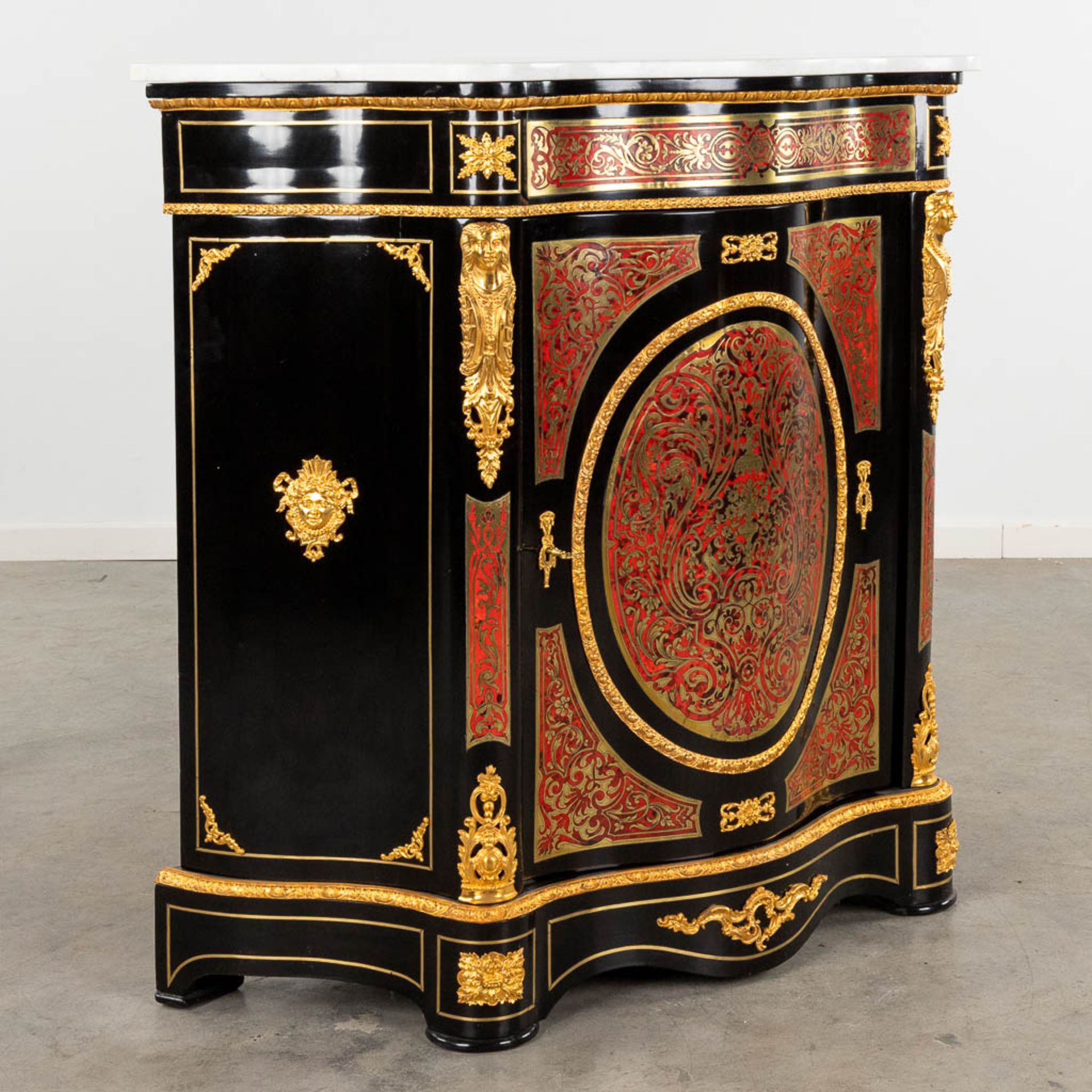 A Boulle cabinet with bow front, Tortoise shell and copper inlay, Napoleon 3, 19th C. (D:42 x W:114,