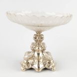 A glass bowl on a silver-plated base. (H:22 x D:26 cm)