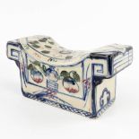 A Chinese pillow, polychrome porcelain, 18th/19th C. (D:11 x W:24 x H:12 cm)