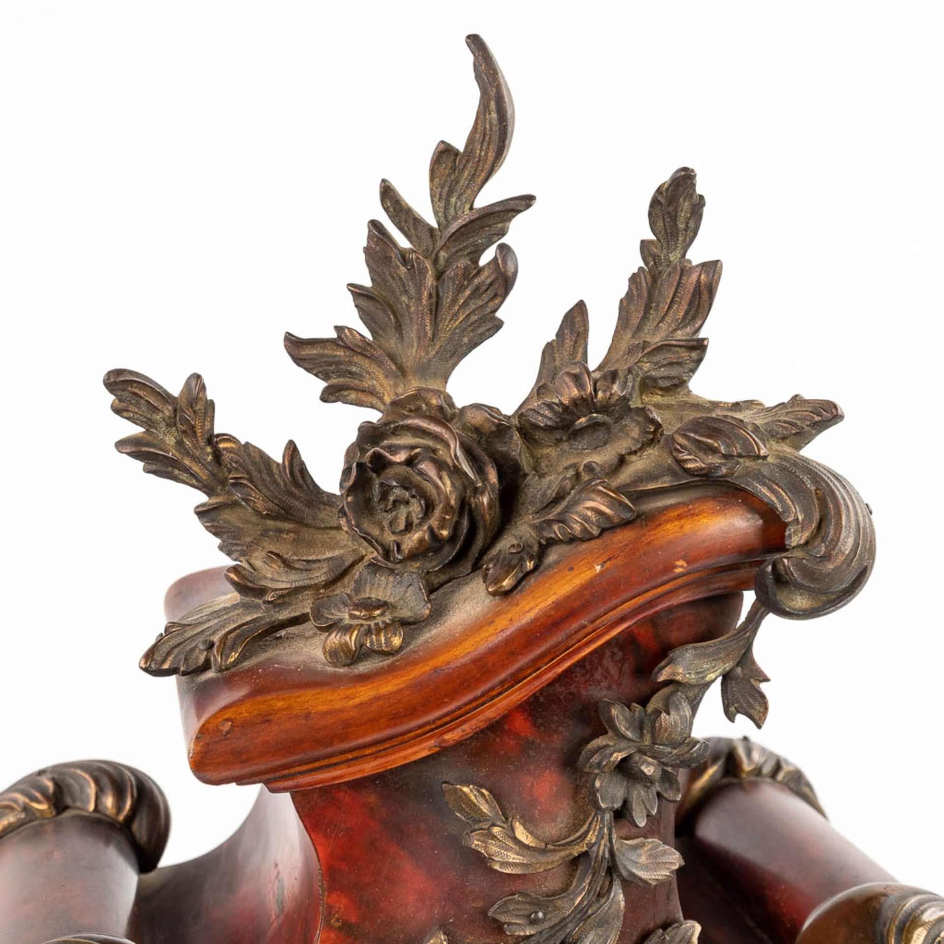 A mantle clock, tortoiseshell finished with gilt bronze in Louis XV style. 19th C. (D:14 x W:28 x H: - Bild 7 aus 12