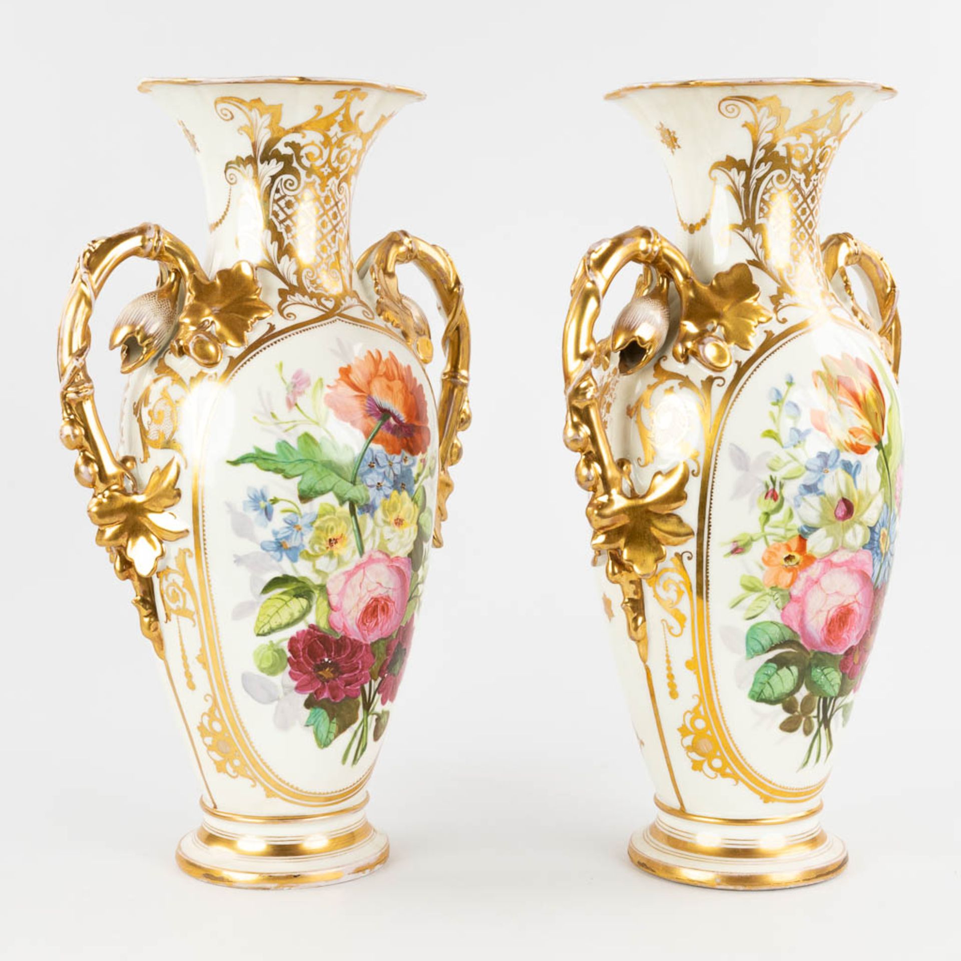 Vieux Bruxelles, a pair of vases with hand-painted flower decor. Circa 1900. (D:18 x W:27 x H:45 cm) - Bild 3 aus 17