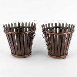 A pair of Edwardian flower baskets, mahogany, England. (H:21 x D:23 cm)