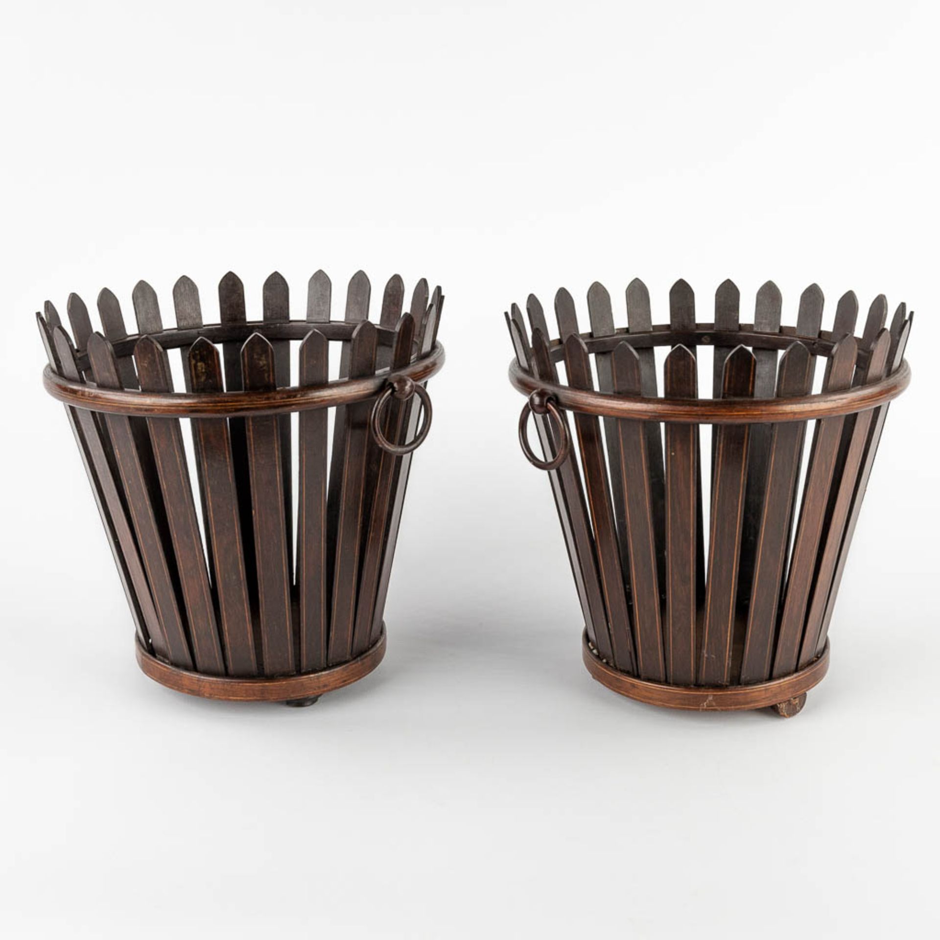 A pair of Edwardian flower baskets, mahogany, England. (H:21 x D:23 cm)