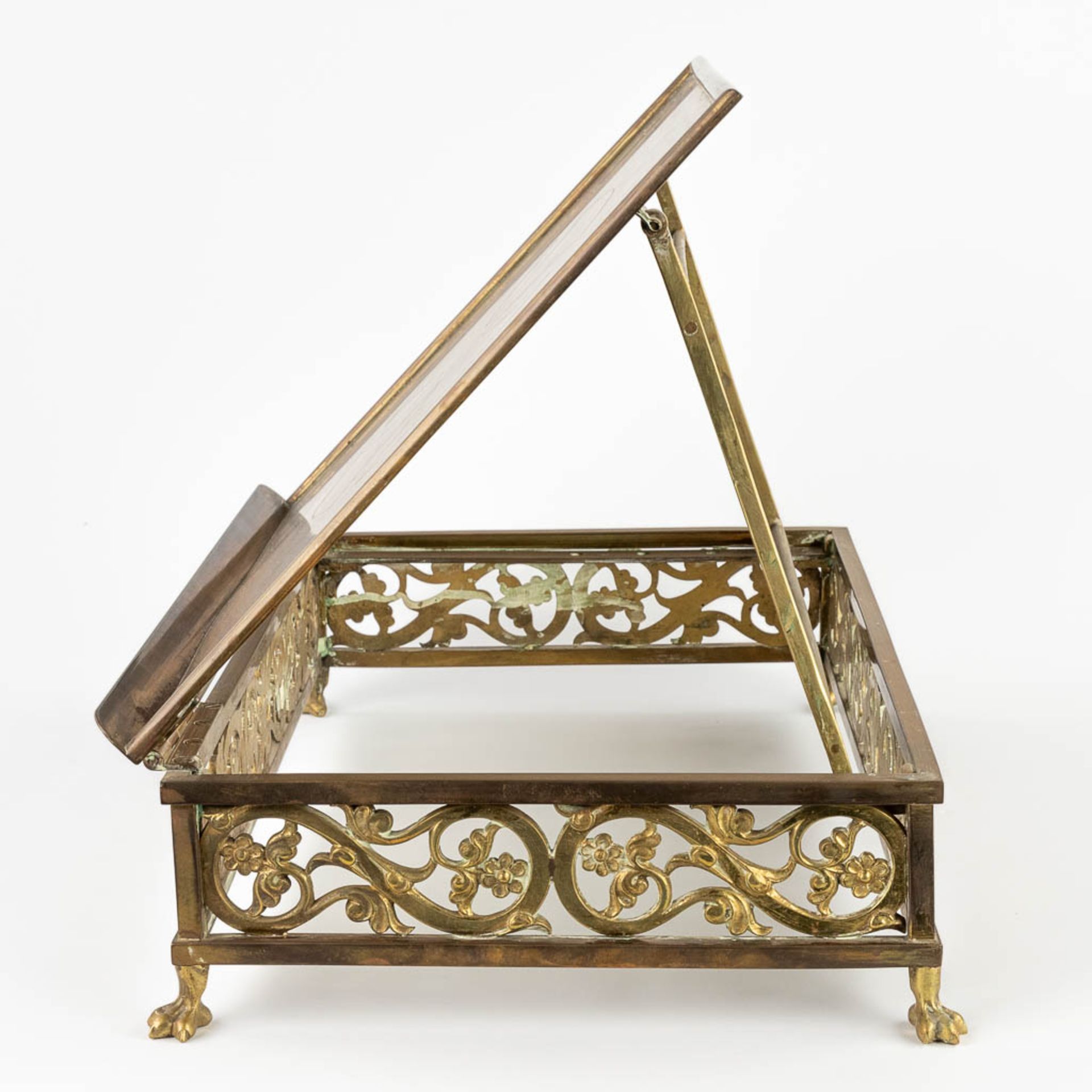 A lectern, bronze in a Gothic Revival style. Circa 1900. (D:30 x W:44 x H:35 cm) - Image 4 of 10