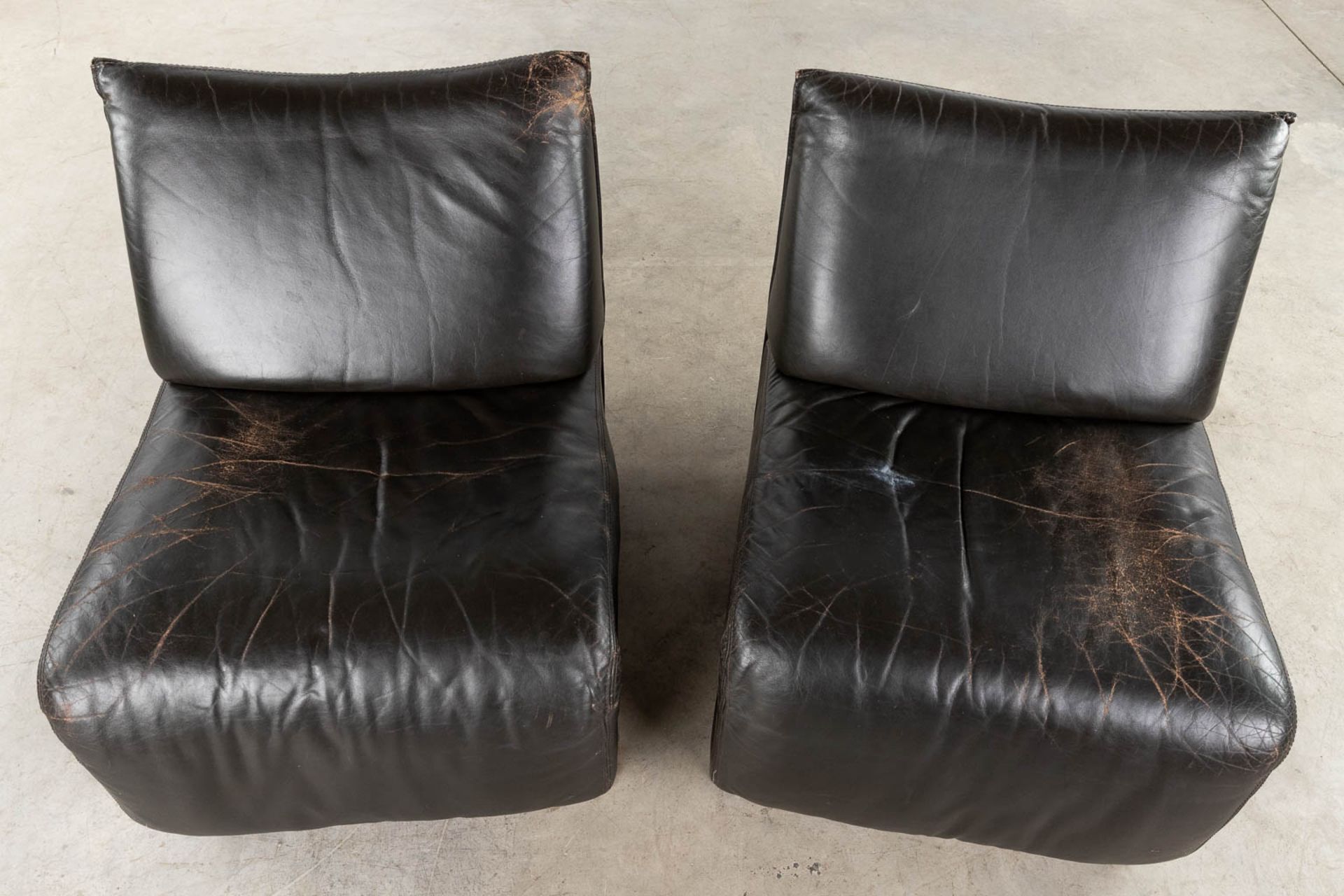 A pair of mid-century black leather relax chairs, Jori, Belgium. (D:62 x W:74 x H:75 cm) - Bild 9 aus 13