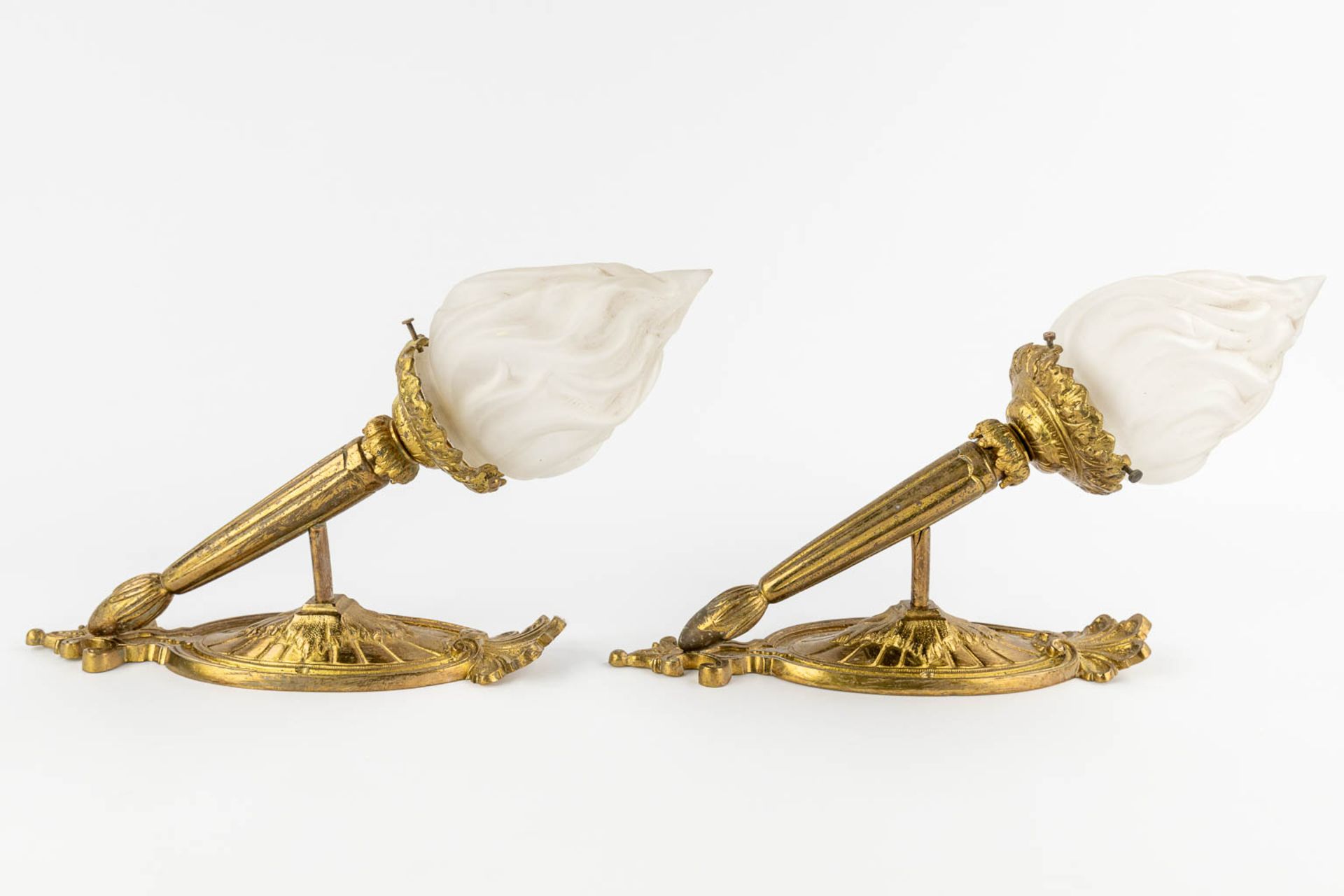 A pair of wall-mounted gilt bronze torches with a glass shade. Circa 1920. (D:21 x W:9 x H:39 cm) - Image 5 of 13