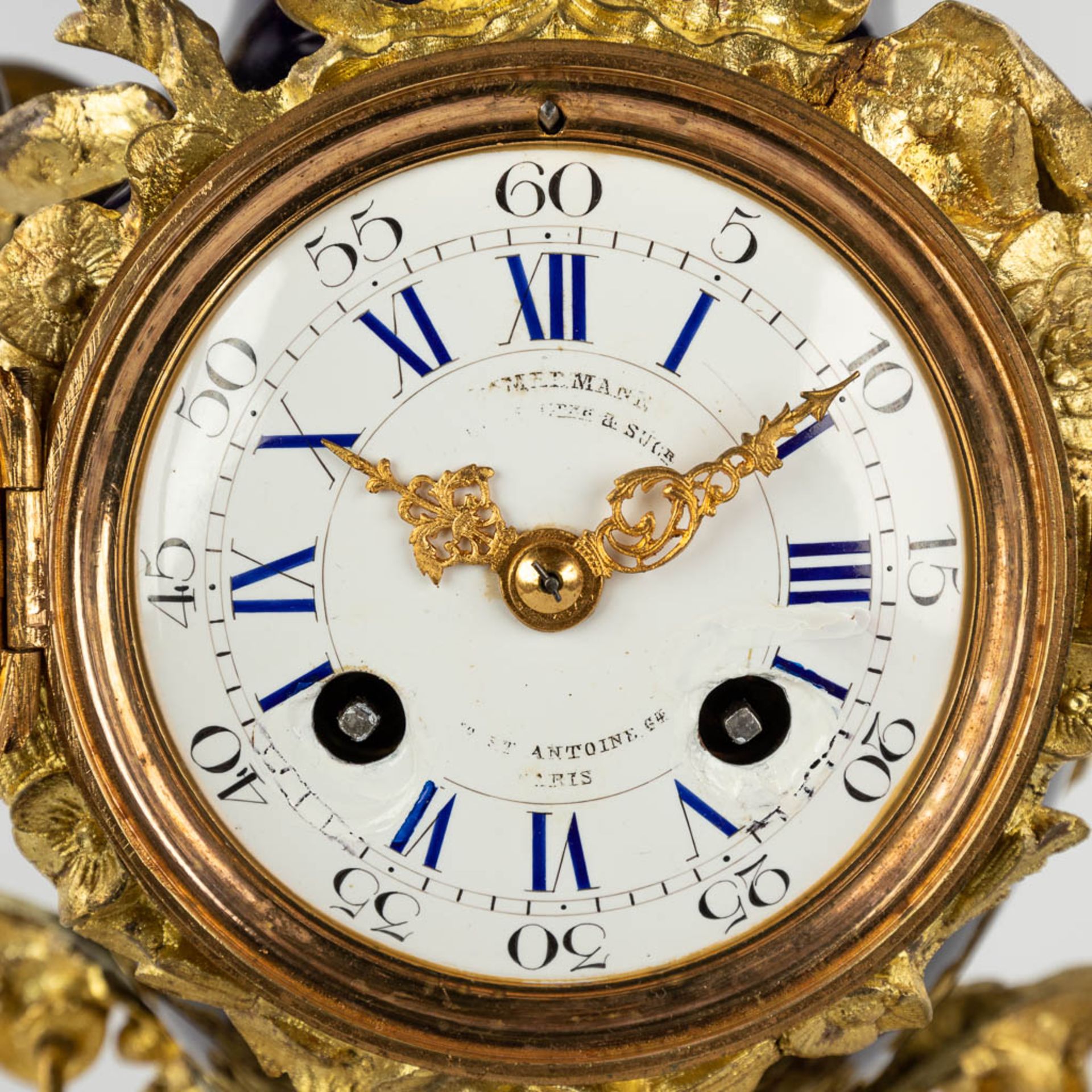 A mantle clock, gold-plated bronze on porcelain, finished with ram's heads. 19th C. (D:17 x W:46 x H - Bild 10 aus 16