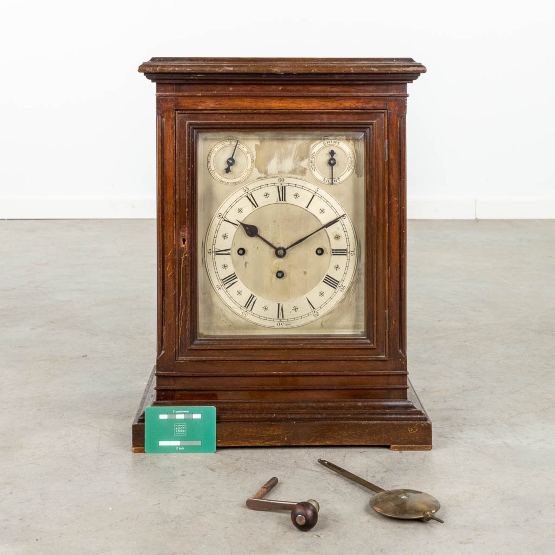 An antique English table clock with 3 gongs. Silver-plated dial and Snek movement. 19th C. (D:25 x W - Image 2 of 14