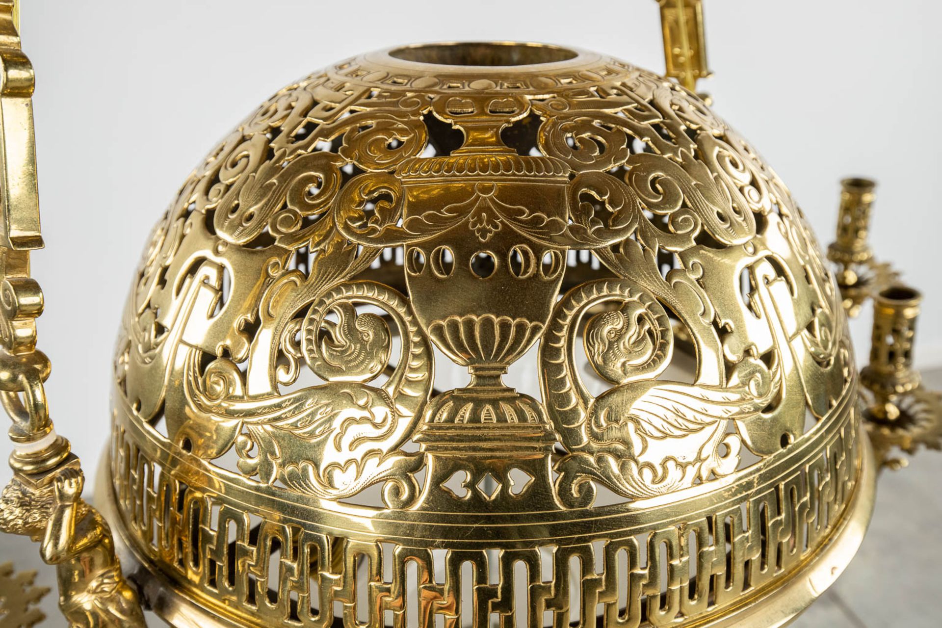 A large 'Lampe Belge' decorated with putti, bronze and glass. 20th C. (D:40 x W:94 x H:97 cm) - Bild 10 aus 12