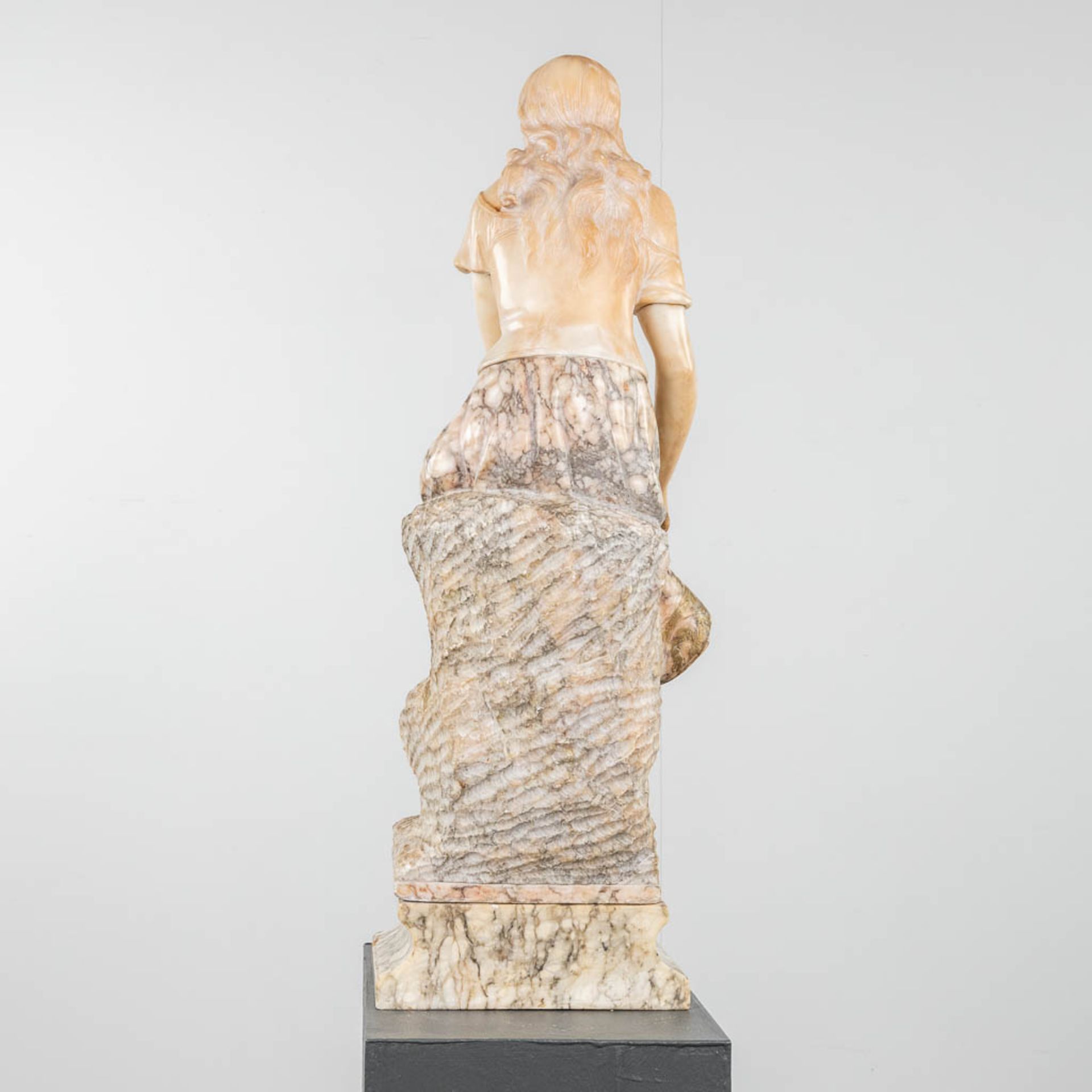 A statue of a lady, seated on a rock. Sculptured alabaster. 19th c. (D:27 x W:28 x H:88 cm) - Bild 4 aus 11