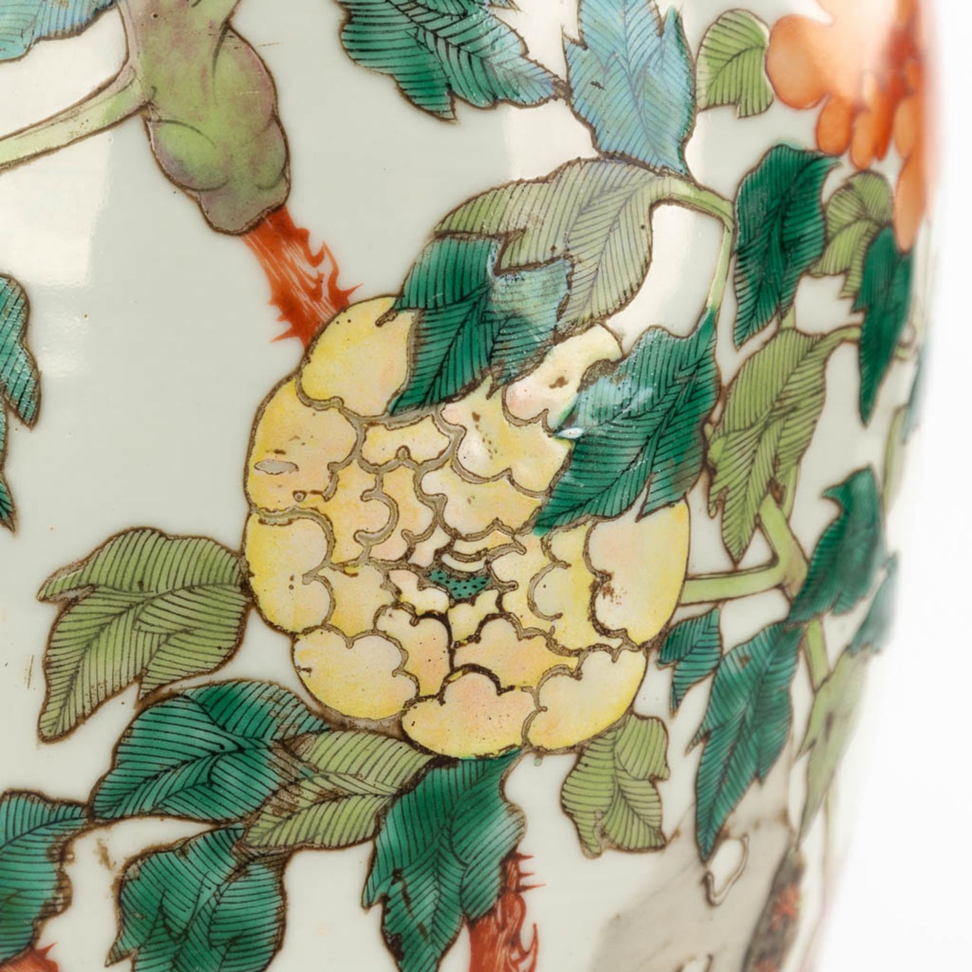 A Chinese vase, decorated with flowers and peonies. 19th/20th C. (H:20 x D:43,5 cm) - Bild 13 aus 15