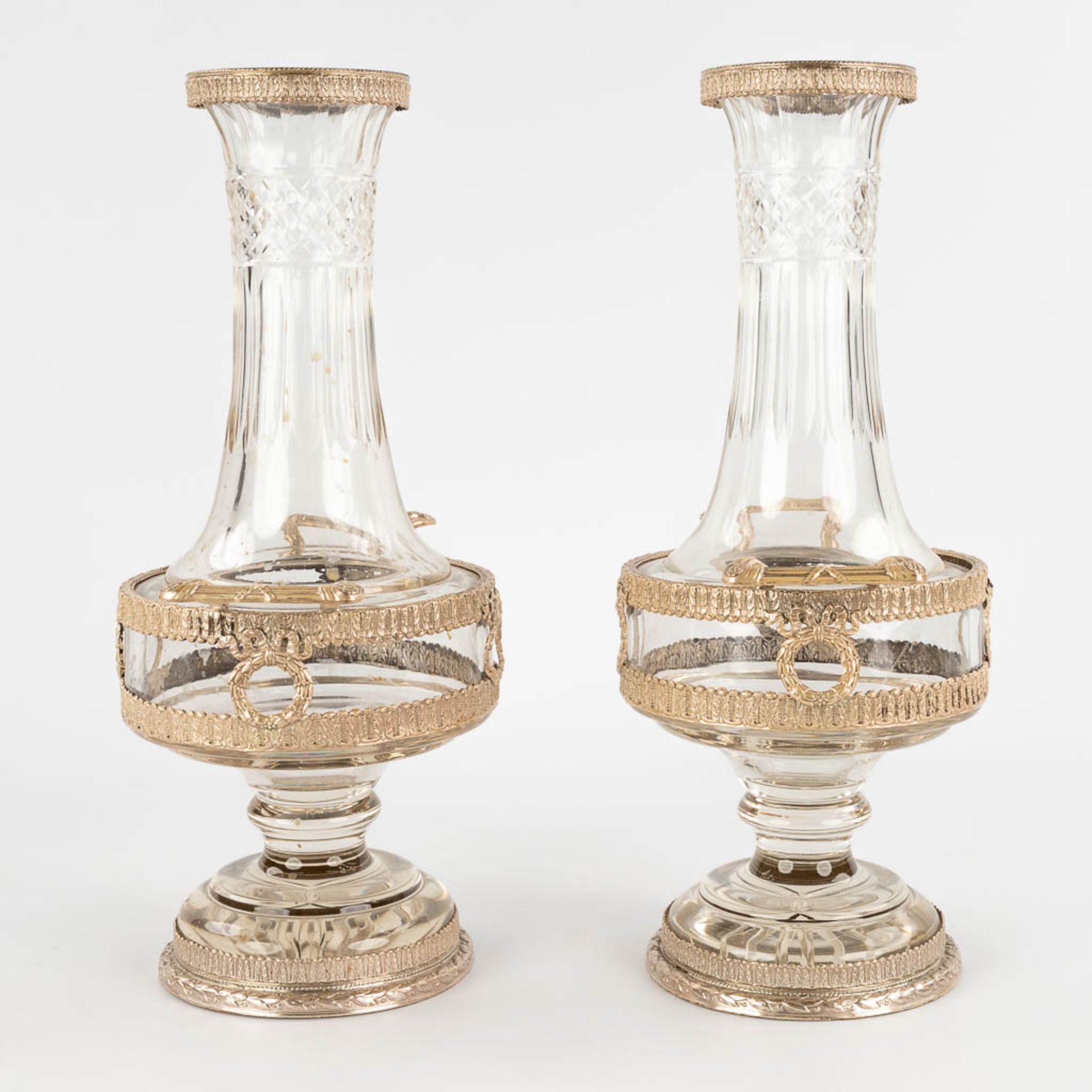 A pair of decorative vases, silver-plated bronze on glass, Neoclassical. 20th C. (D:14 x W:18 x H:33 - Bild 6 aus 16