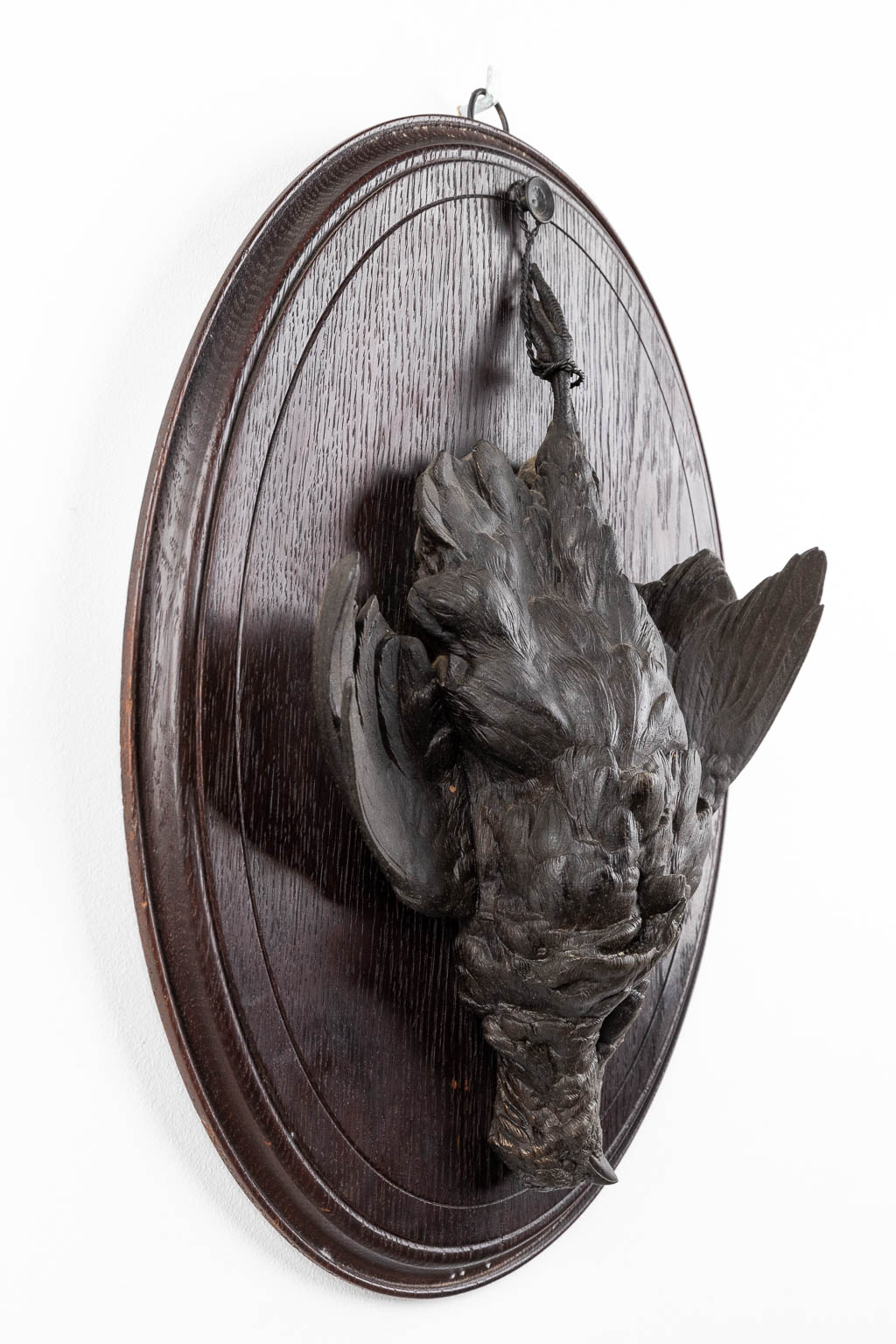 A pair of wall-mounted 'Hunting Trophies', patinated bronze mounted on wood. (D:7 x W:33 x H:46 cm) - Image 13 of 15