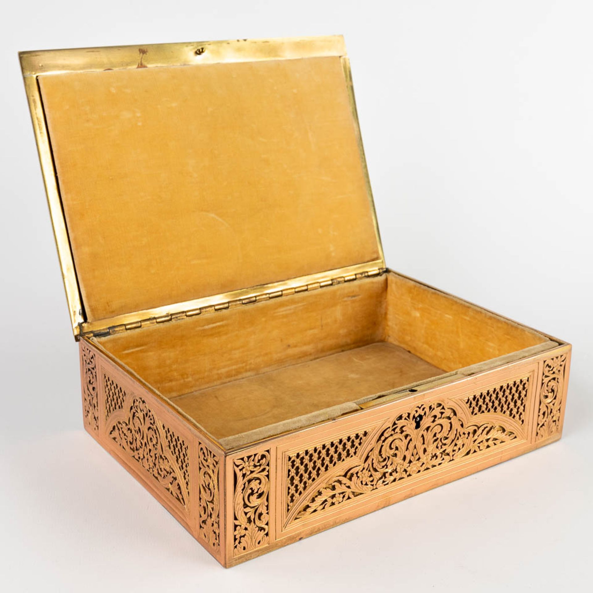 A jewellery box, ajoured brass and finished with a miniature painting. (D:16,7 x W:23 x H:6,5 cm) - Image 8 of 13