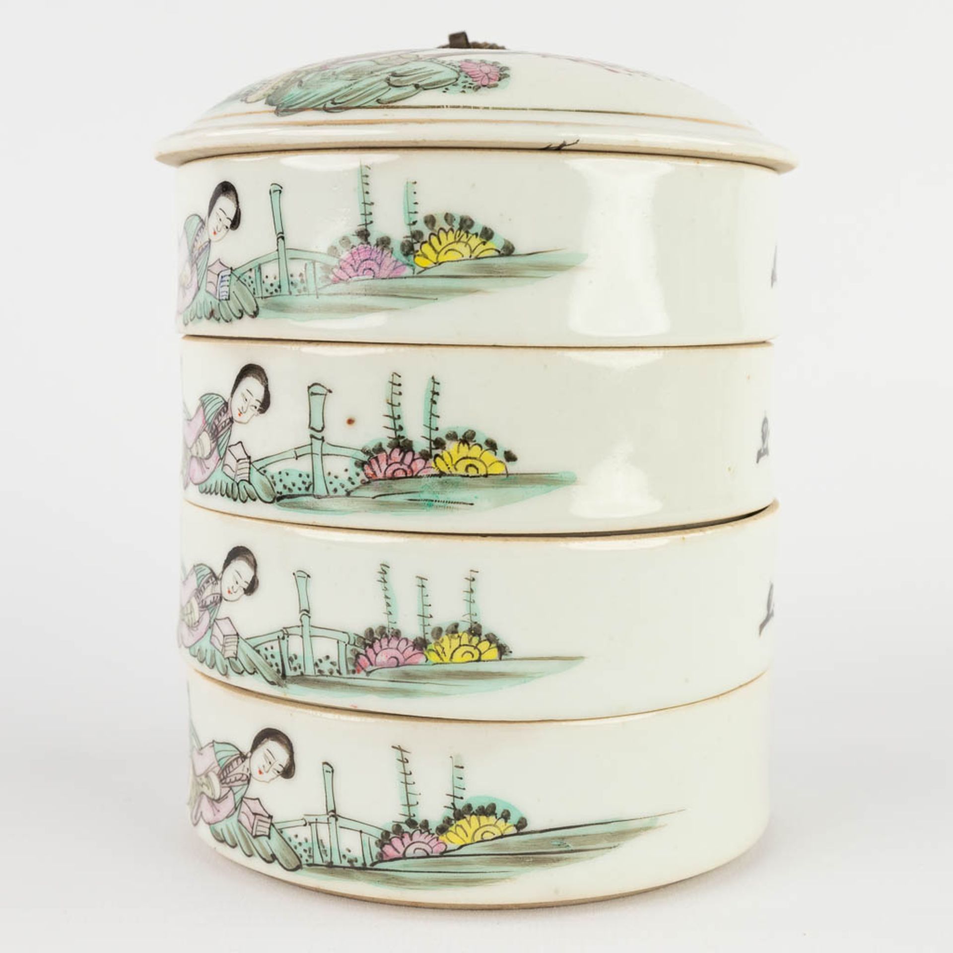 Five pieces of Chinese porcelain, decorated with hand-painted images. 19th/20th C. (H:19 x D:9 cm) - Bild 18 aus 20