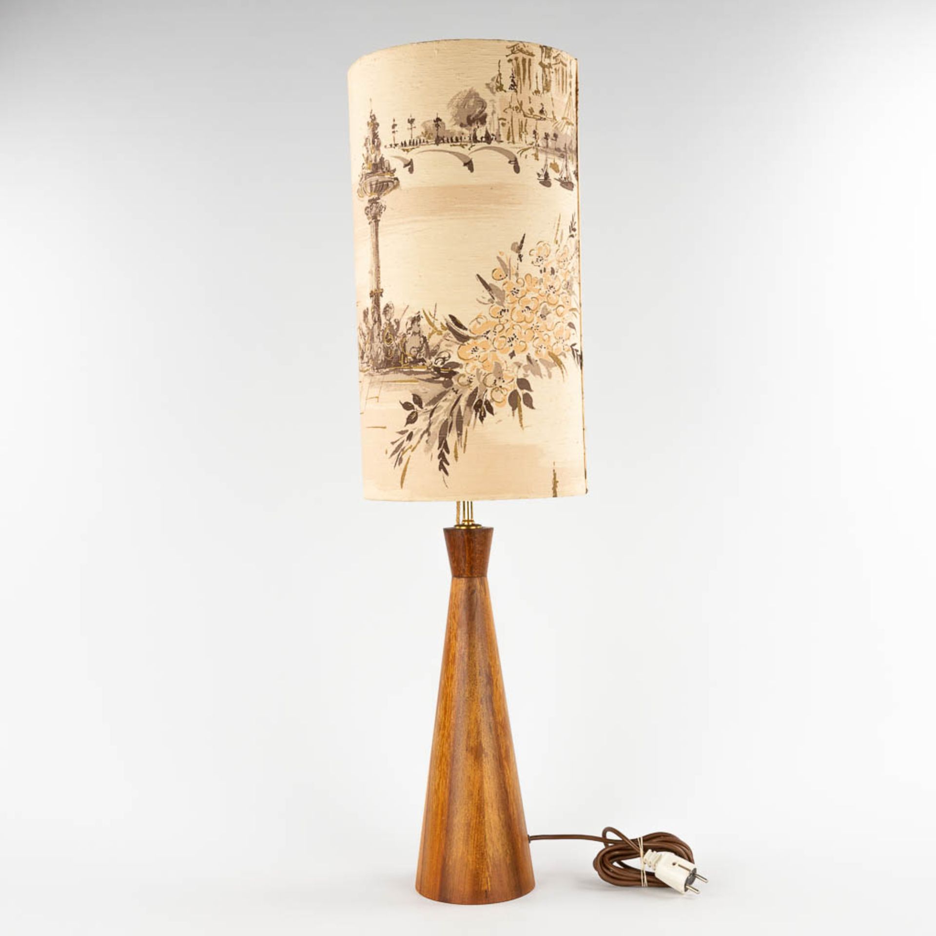 A mid-century Scandinavian table lamp, turned wood with the original lampshade. (H:101 x D:28,5 cm) - Bild 5 aus 10