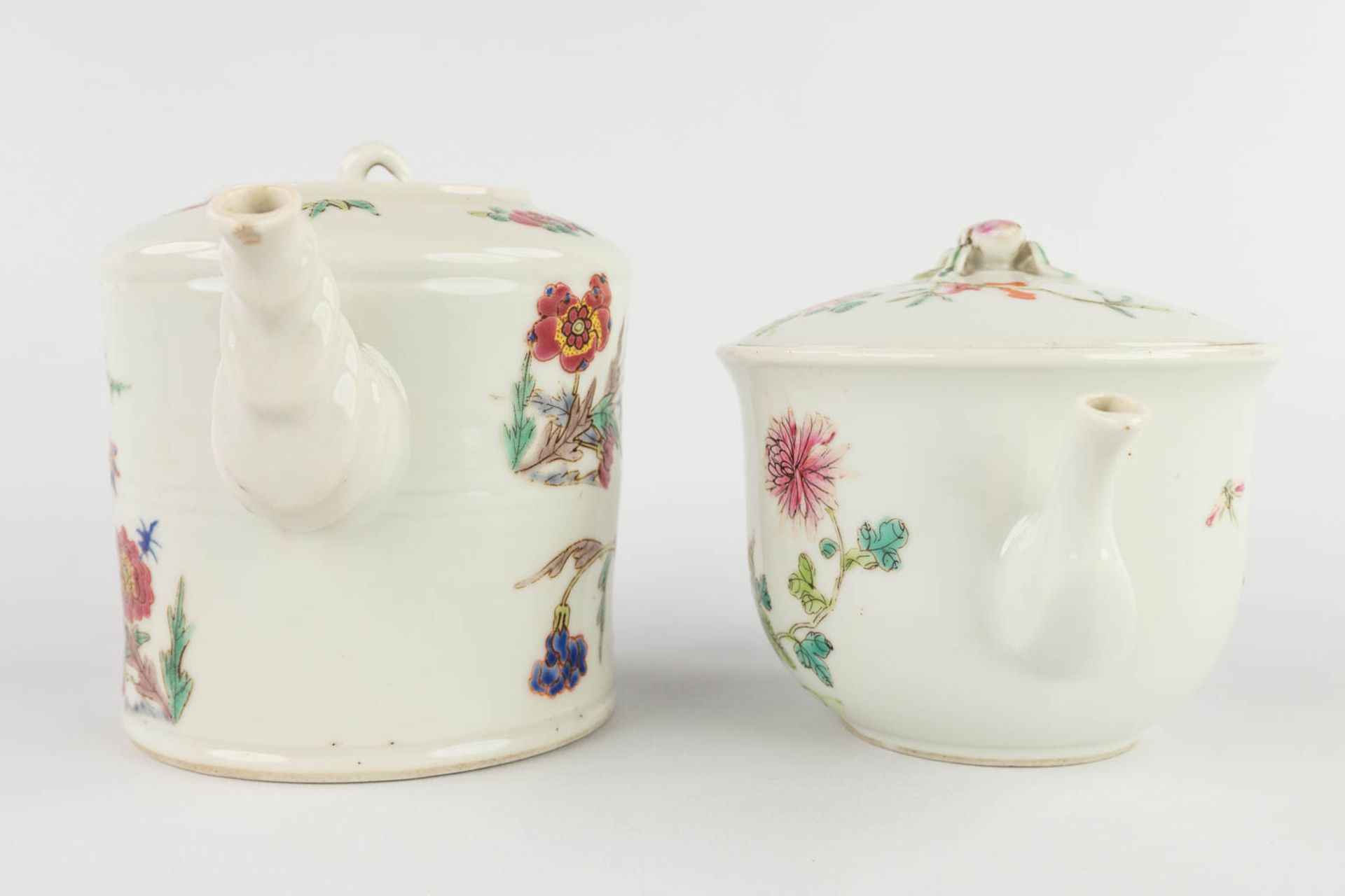 Five pieces of Chinese porcelain, decorated with hand-painted images. 19th/20th C. (H:19 x D:9 cm) - Bild 12 aus 20