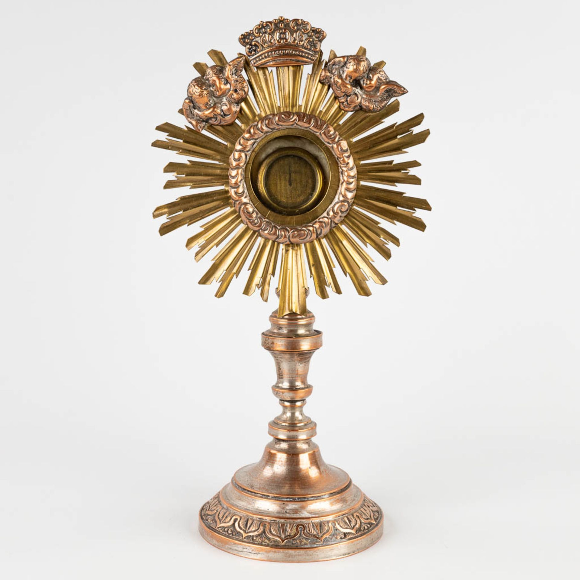 A small sunburst monstrance with a relic of the true cross. (D:11 x W:16 x H:29 cm)