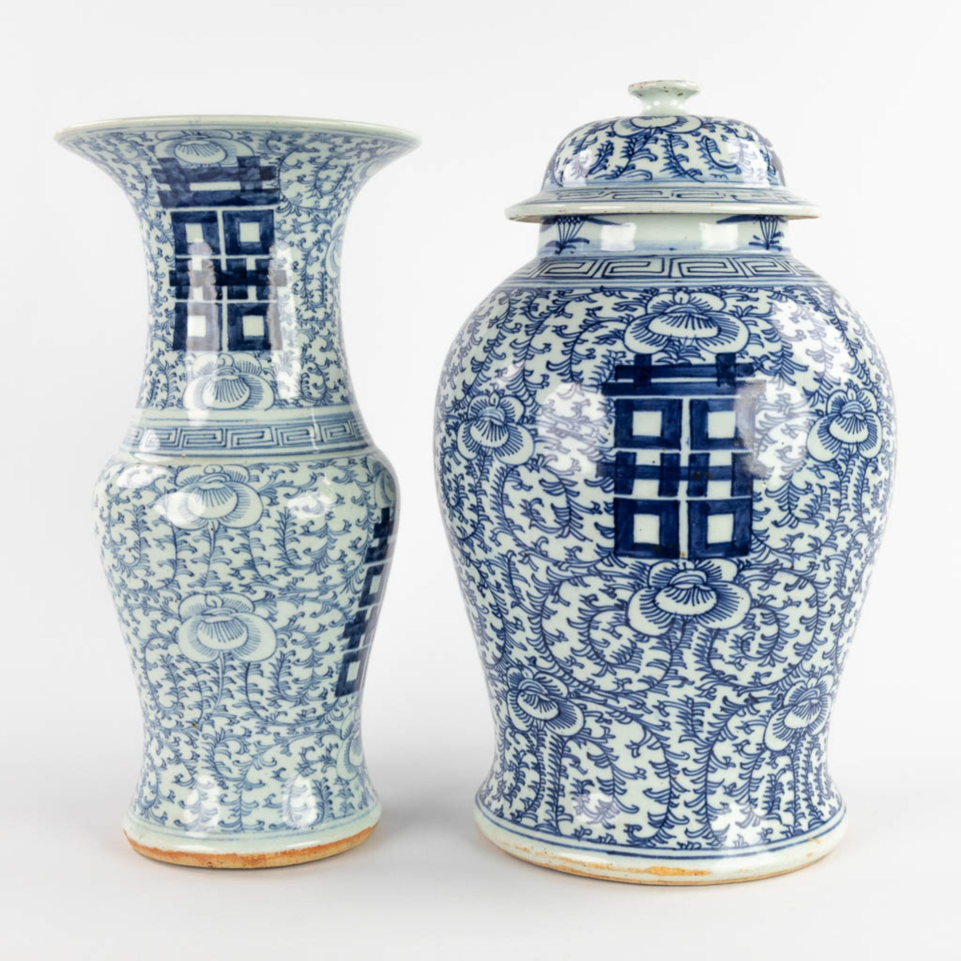 Two Chinese blue-white vases with double Xi-signs of happiness. 19th/20th C. (H:42 x D:25 cm) - Bild 6 aus 18