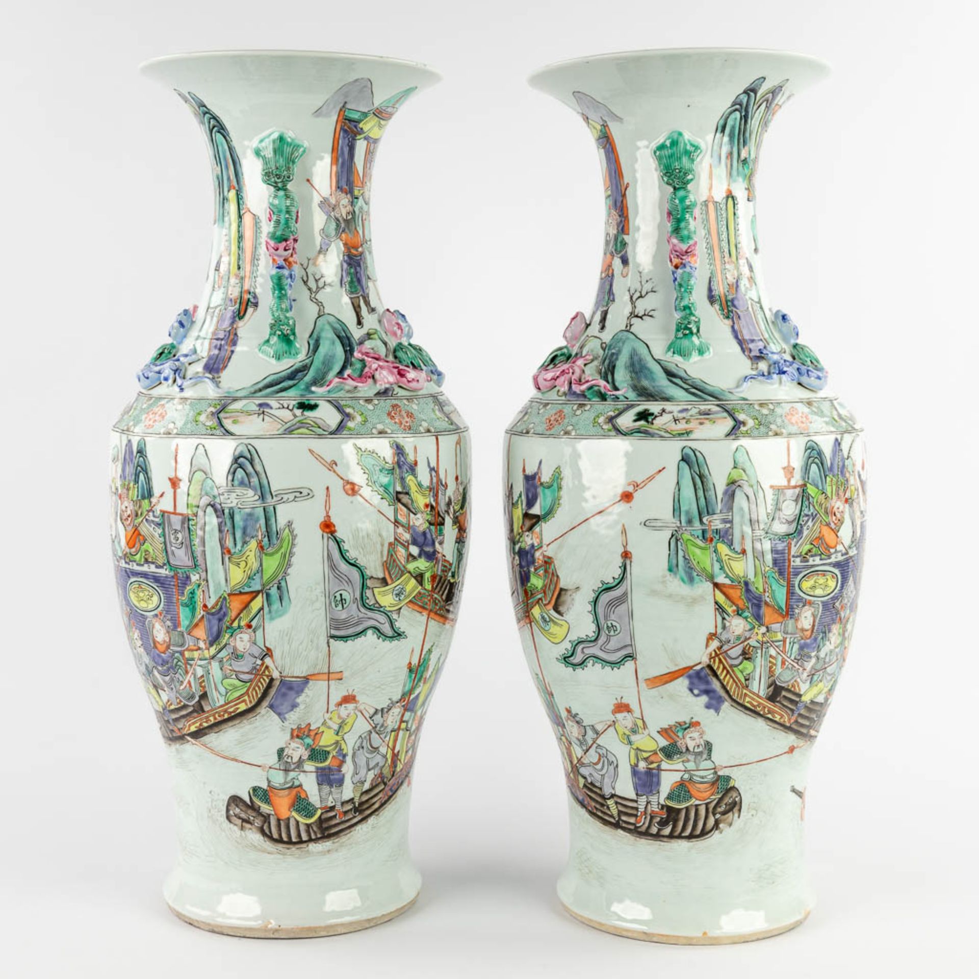 A pair of Chinese Famille Rose vases decorated with warriors in ships. 19th/20th C. (H:62 x D:26 cm) - Bild 4 aus 17