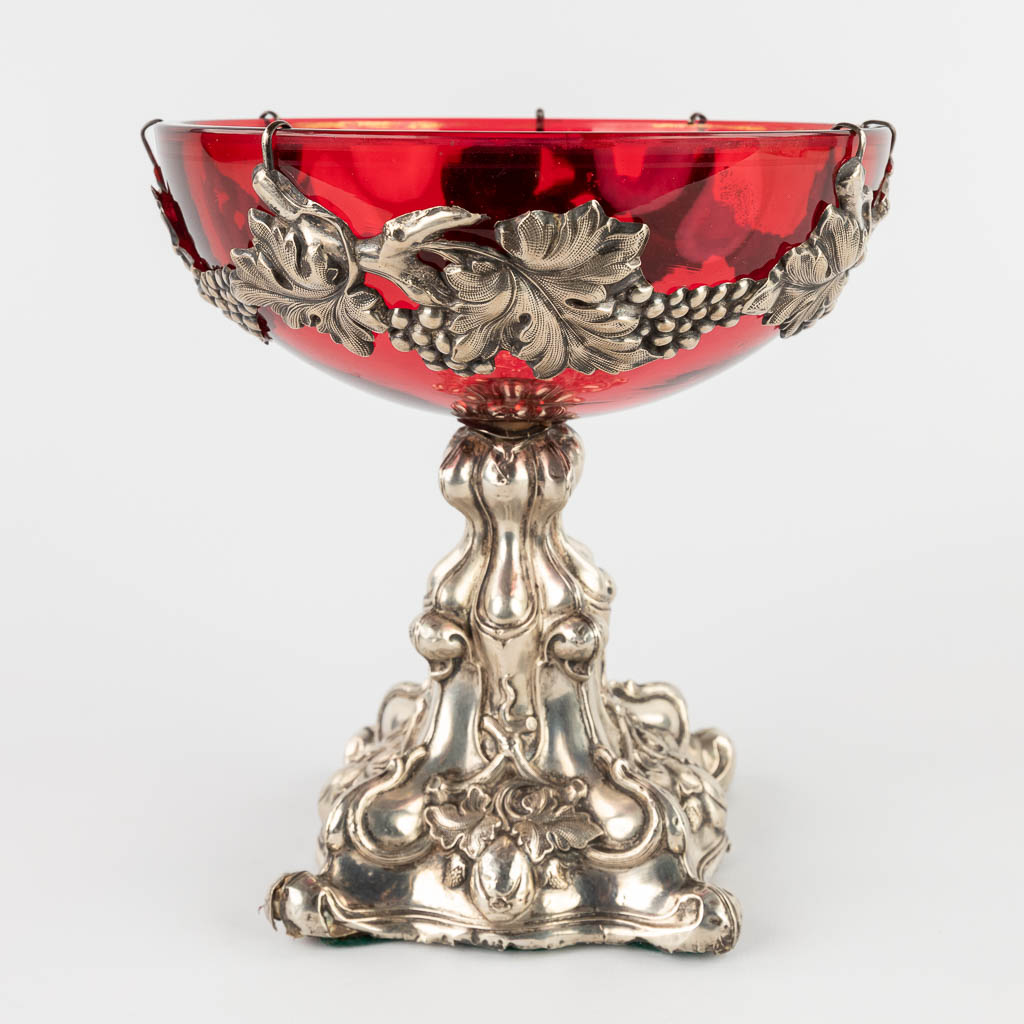 A red glass bowl on a silver base, decorated with grape vines. (H:20 x D:18,5 cm) - Image 3 of 14