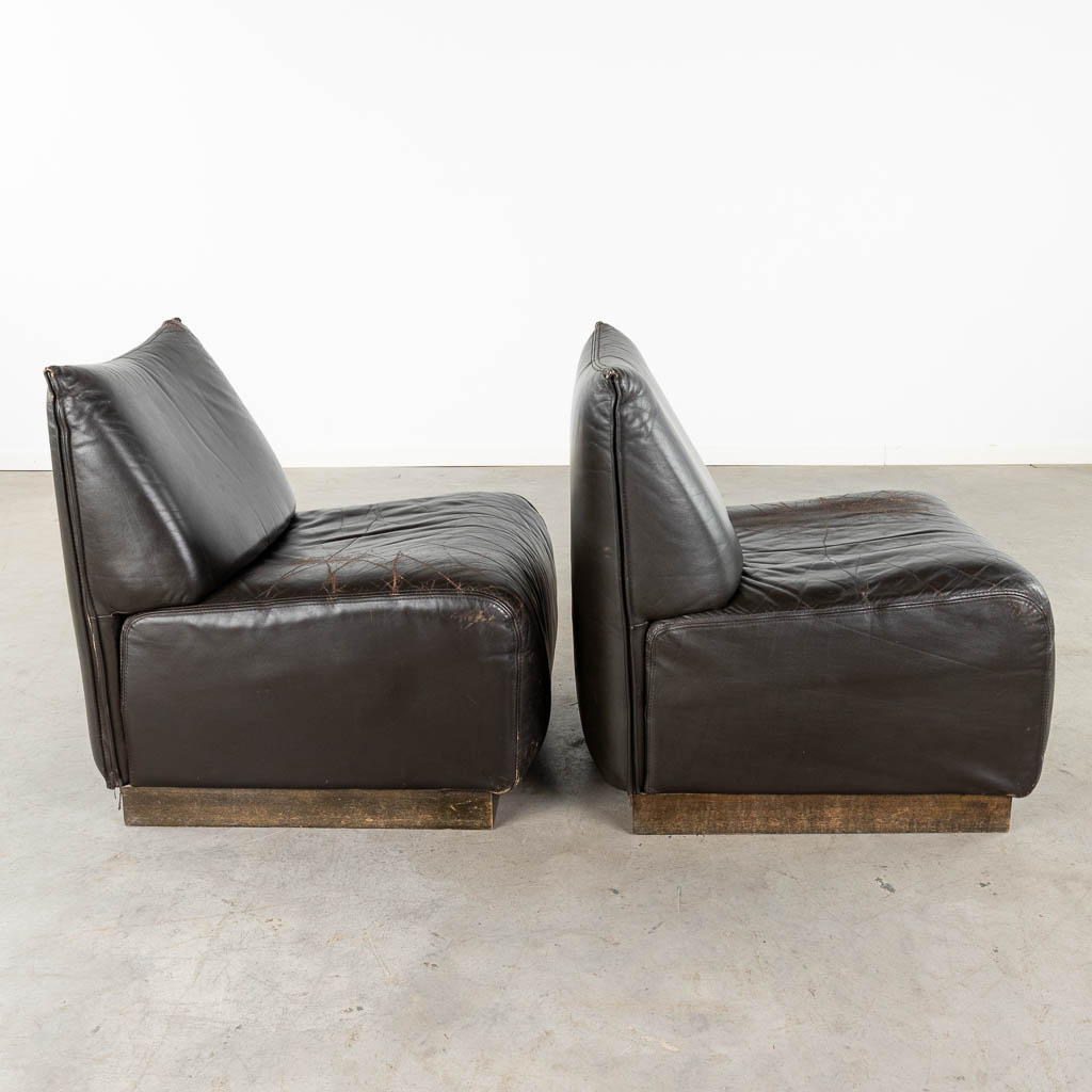 A pair of mid-century black leather relax chairs, Jori, Belgium. (D:62 x W:74 x H:75 cm) - Image 4 of 13