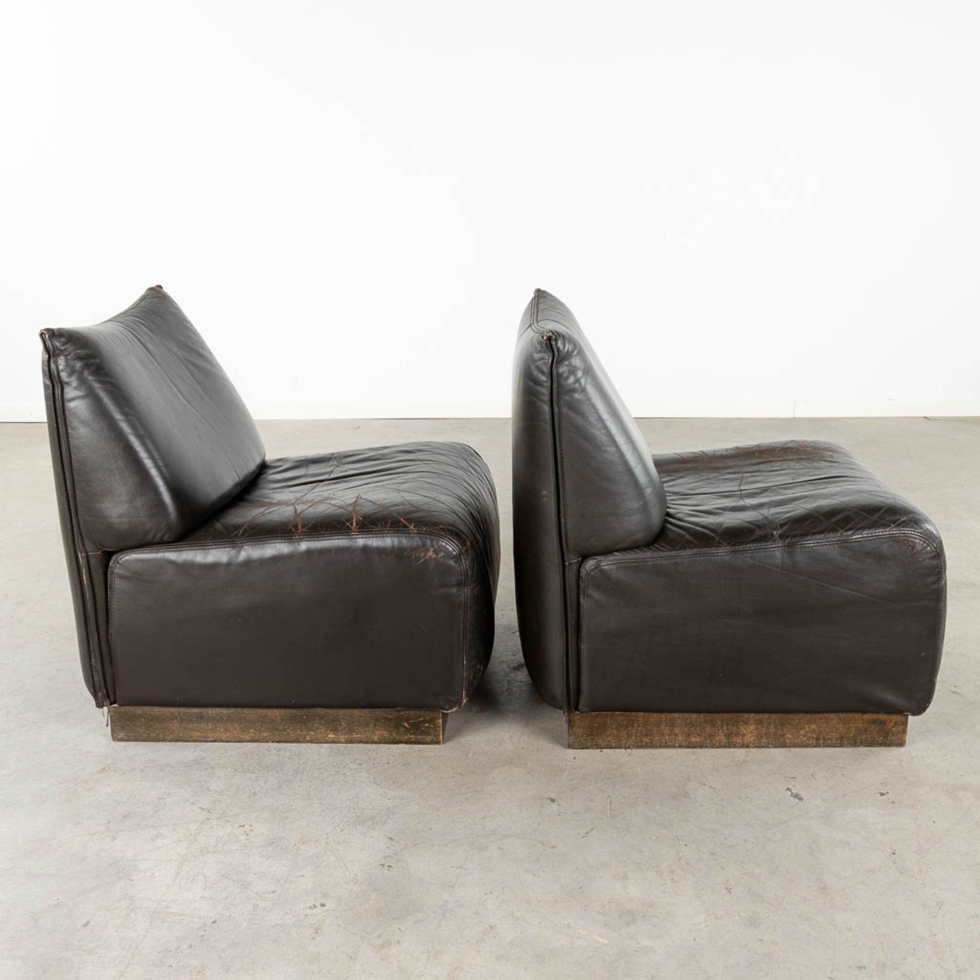 A pair of mid-century black leather relax chairs, Jori, Belgium. (D:62 x W:74 x H:75 cm) - Bild 4 aus 13