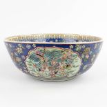 An exceptionally large Chinese Kanton punch bowl. 19th/20th C. (H:17 x D:42 cm)