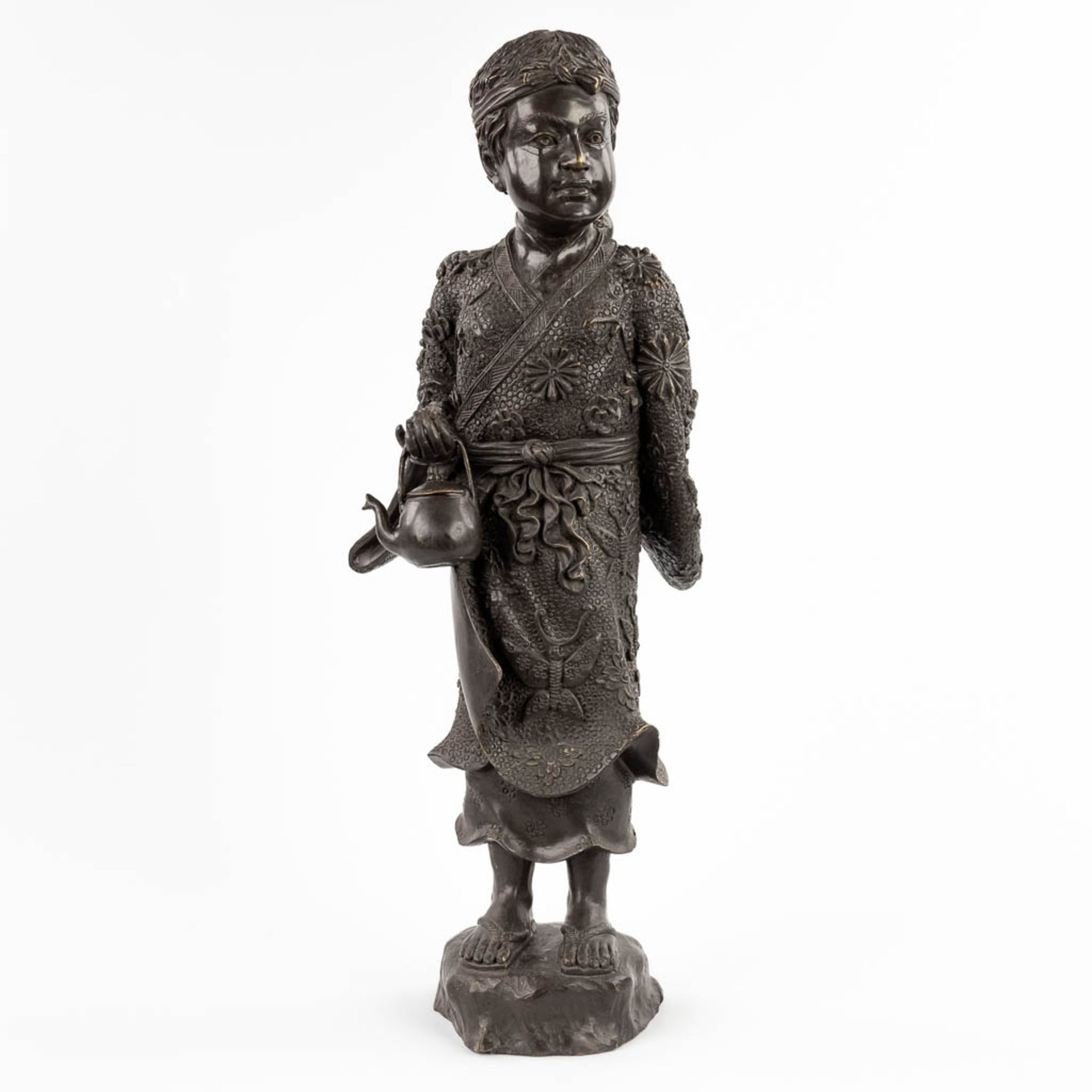 A Japanese Okimono of a mother with child, patinated bronze. 20th C. (D:18 x W:22 x H:59 cm) - Image 3 of 16