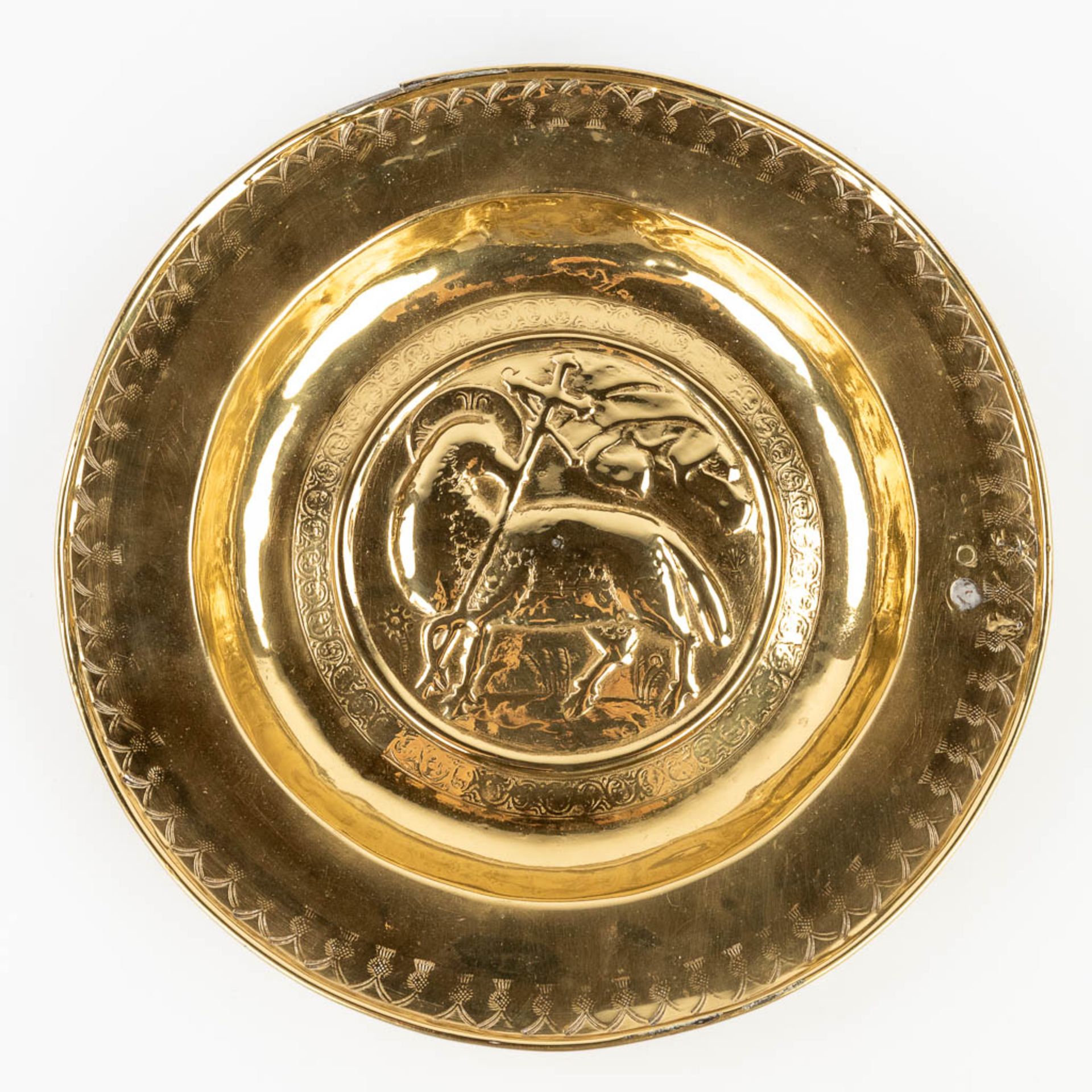 A large baptism bowl, Brass, images of the Holy Lamb. 16th/17th C. (H:3,7 x D:37 cm) - Image 2 of 12