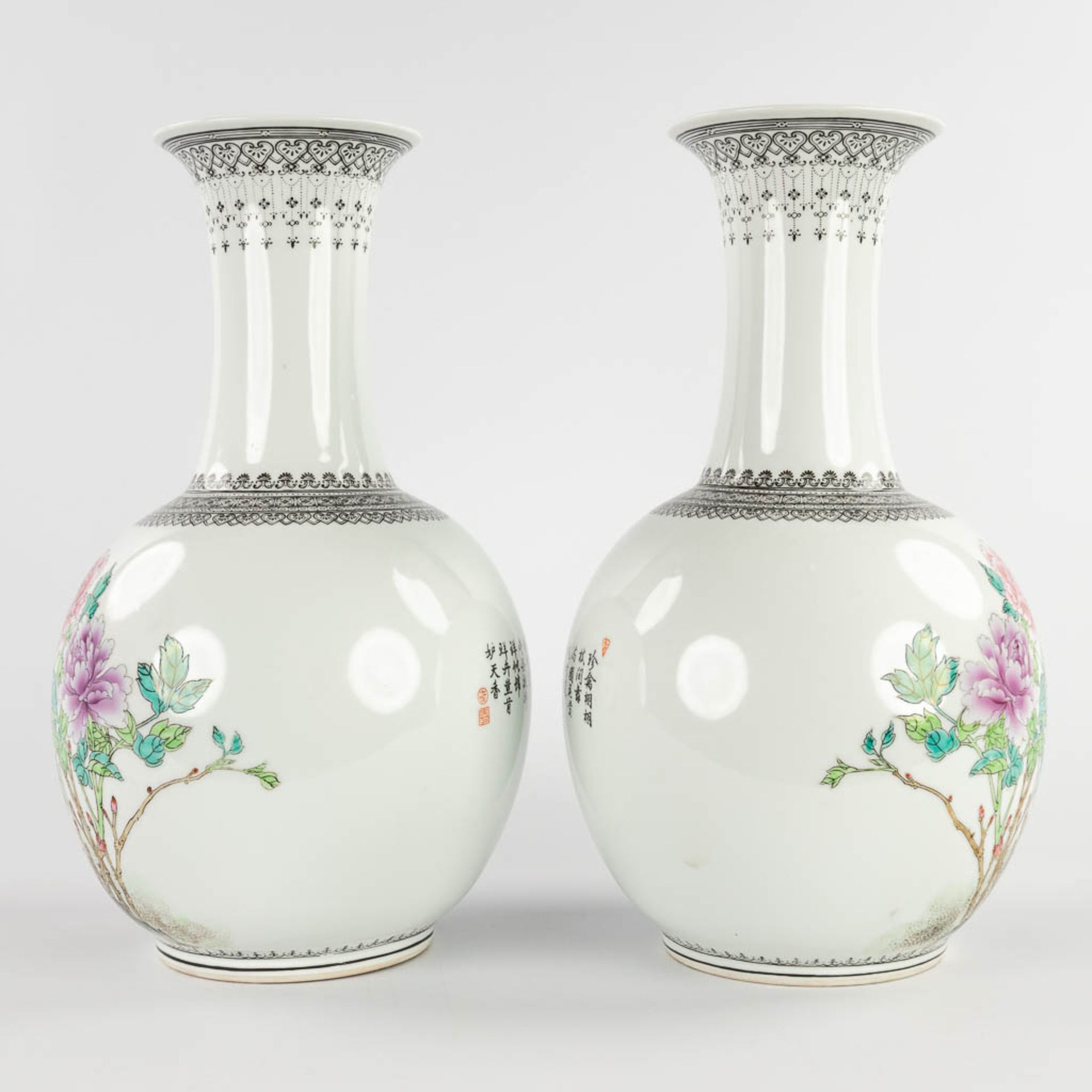 A pair of Chinese vases, decorated with fauna and flora, 20th C. (H:35 x D:20 cm) - Bild 6 aus 15