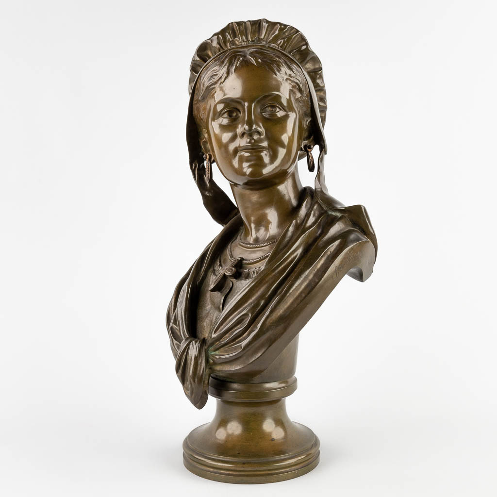 Bust of a lady, patinated bronze, signed 'Spilliaert'. (D:20 x W:25 x H:52 cm) - Image 3 of 12