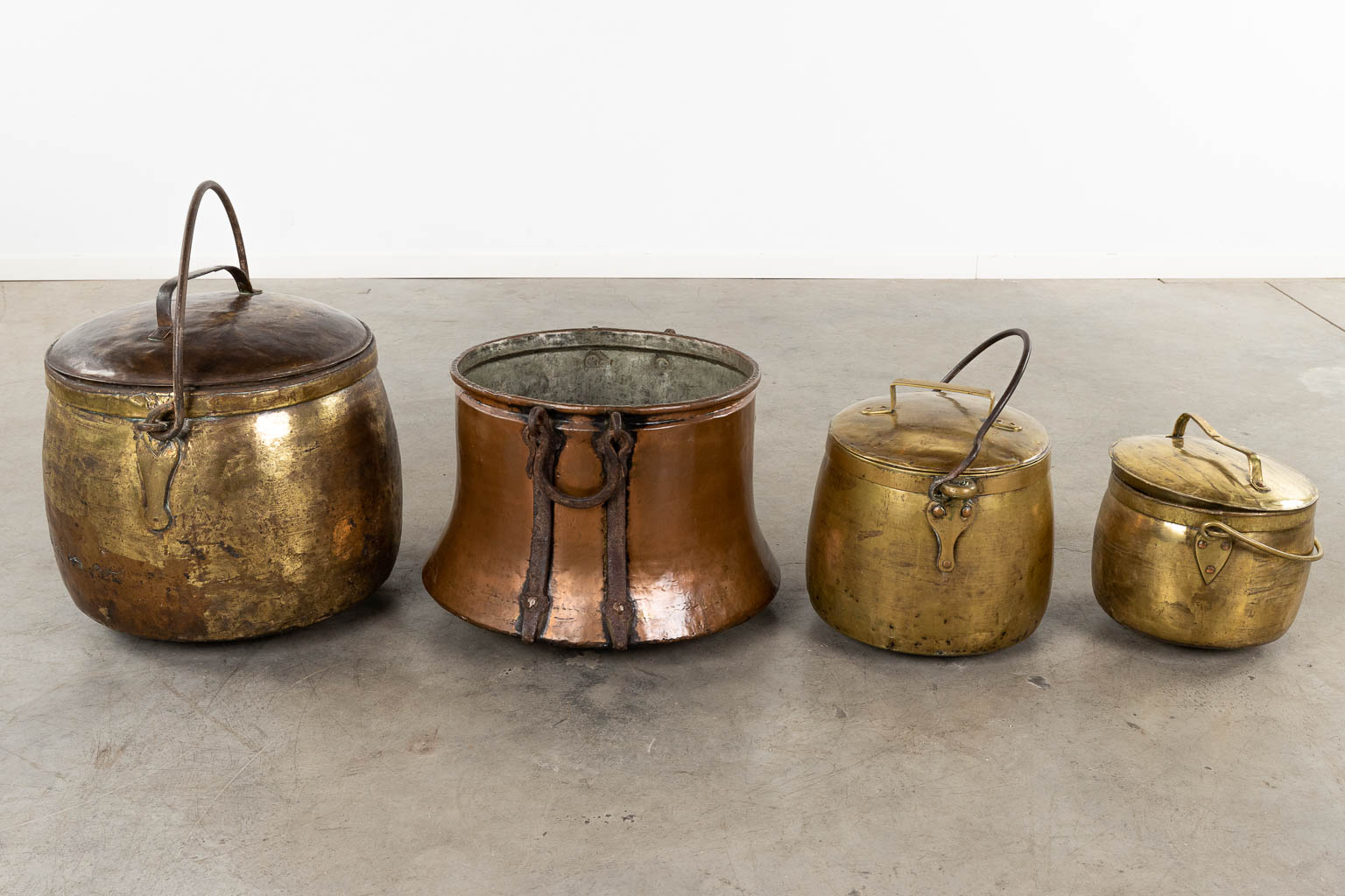 Four pieces of antique copper cooking ware. 19th C. (H:40 x D:56 cm) - Image 3 of 6