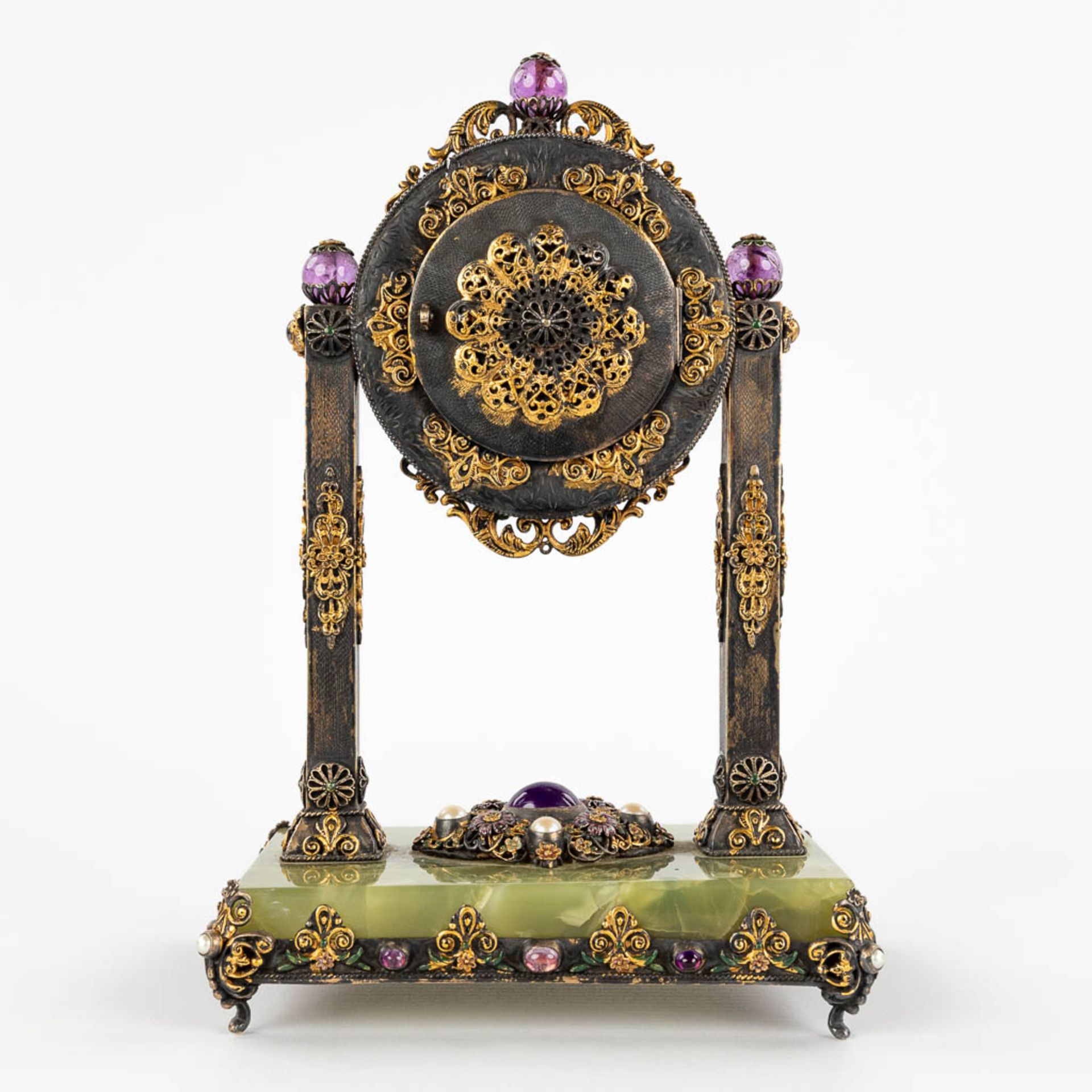 A mantle clock, silver and gold-plated metal and decorated with stone and onyx, pearls. Circa 1900. - Image 5 of 14