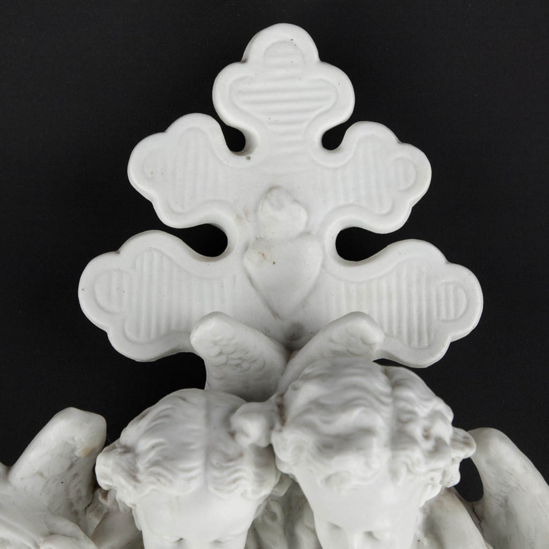 A holy water font, bisque porcelain decorated with two angels. Circa 1900. (D:11 x W:20 x H:41 cm) - Bild 8 aus 12