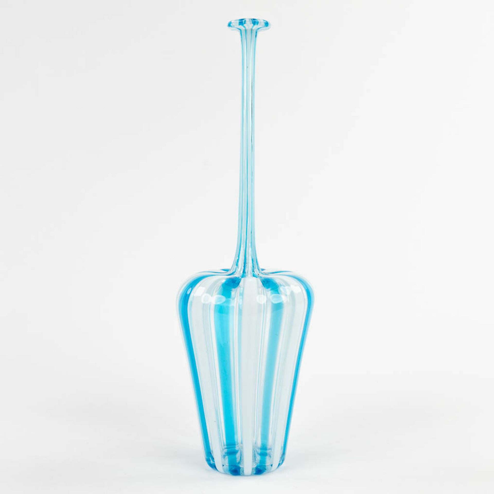 Murano, a blue and white glass vase with elongated neck. (H:28 x D:9 cm) - Bild 3 aus 9