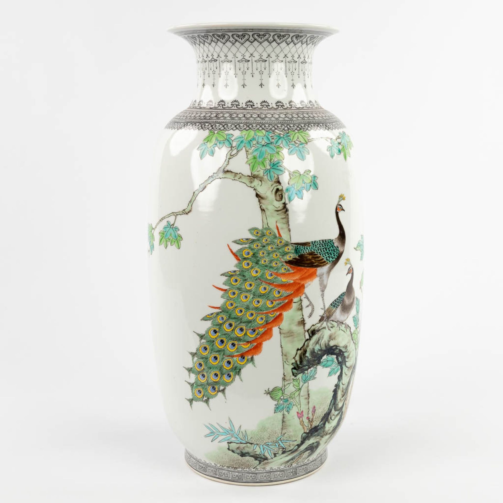 A Chinese vase decorated with peacocks, 20th C. (H:42,5 x D:21 cm) - Bild 3 aus 11